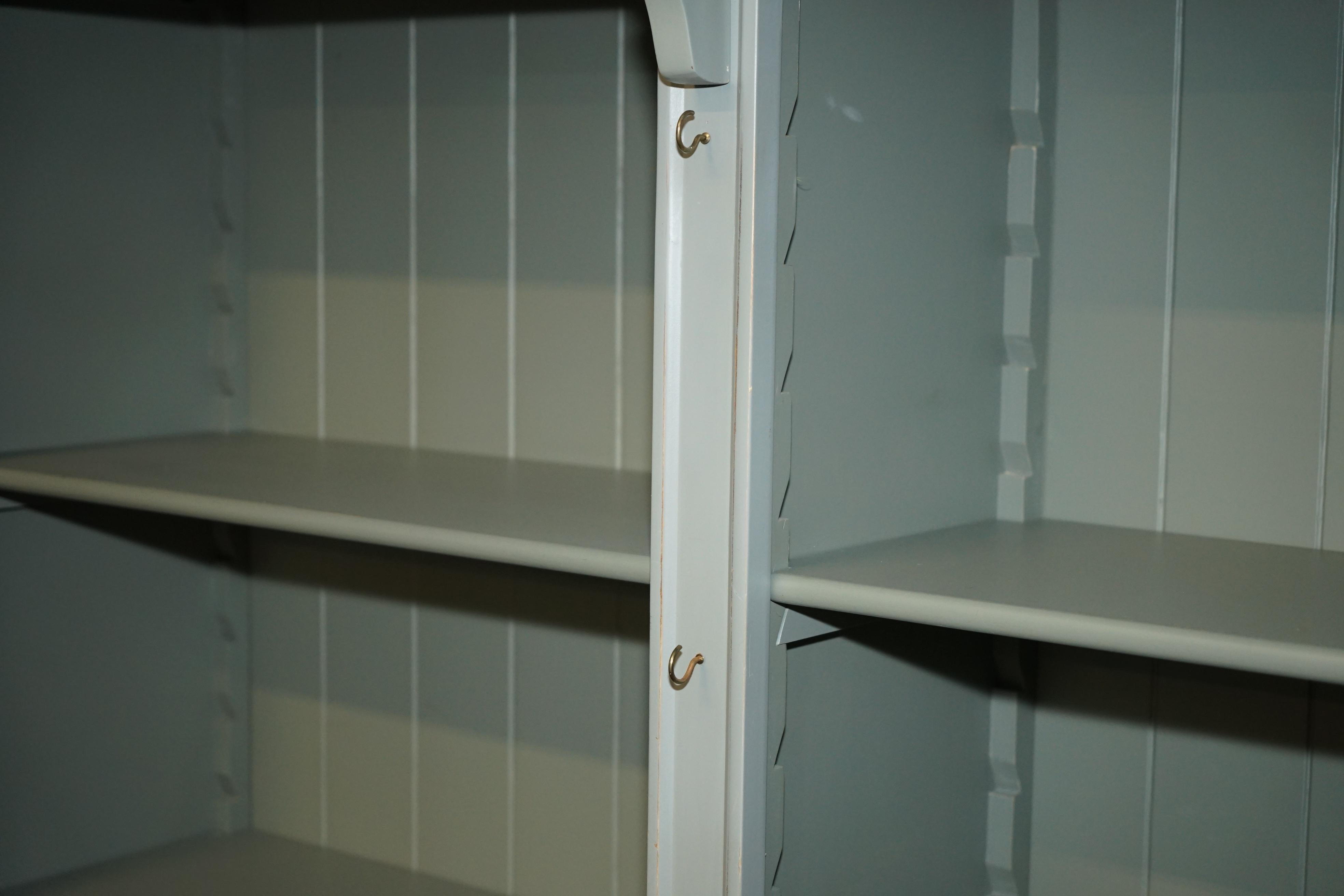 FULLY DISMANTLABLE FRENCH COUNTRY PAINTED LIBRARY BOOKCASE WiTH LADDER & RAIL in vendita 2