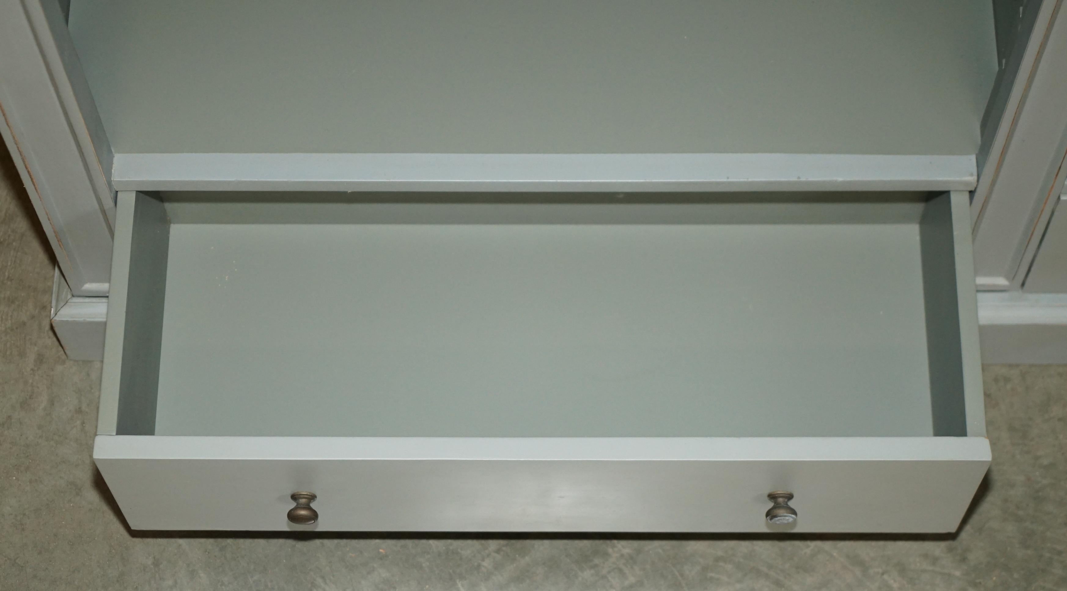 FULLY DISMANTLABLE FRENCH COUNTRY PAINTED LIBRARY BOOKCASE WiTH LADDER & RAIL in vendita 3