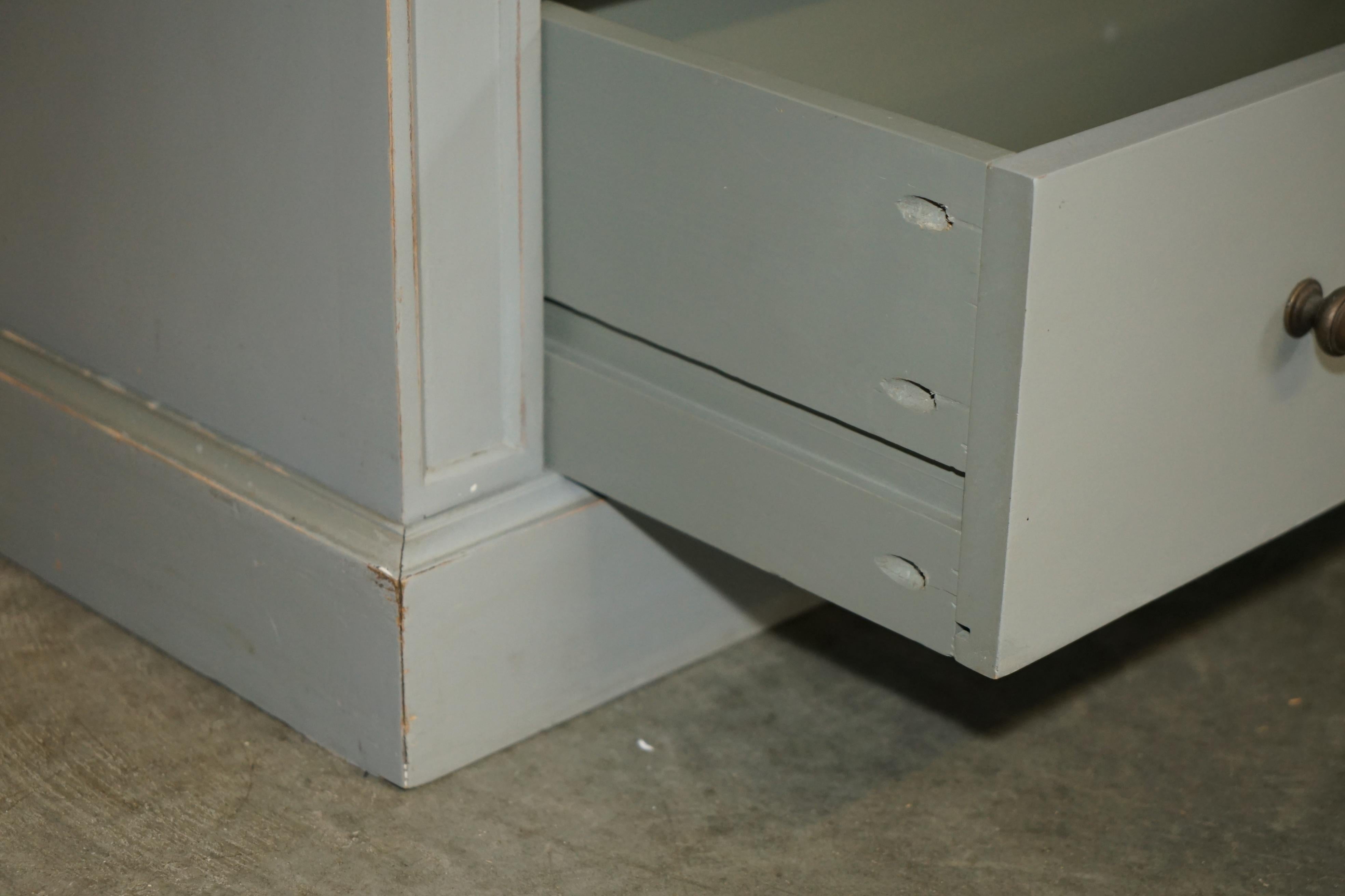 FULLY DISMANTLABLE FRENCH COUNTRY PAINTED LIBRARY BOOKCASE WiTH LADDER & RAIL in vendita 4