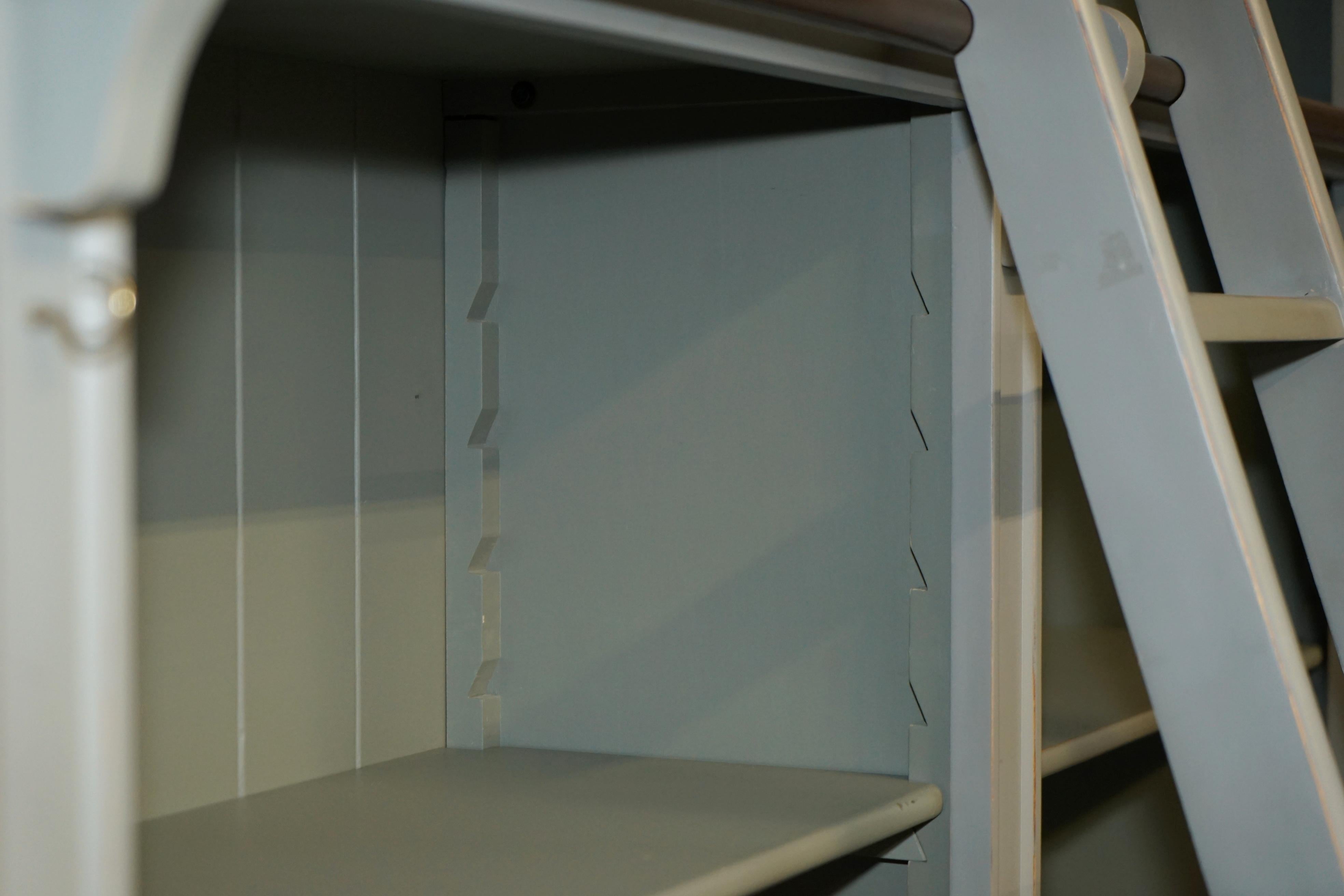 FULLY DISMANTLABLE FRENCH COUNTRY PAINTED LIBRARY BOOKCASE WiTH LADDER & RAIL in vendita 5