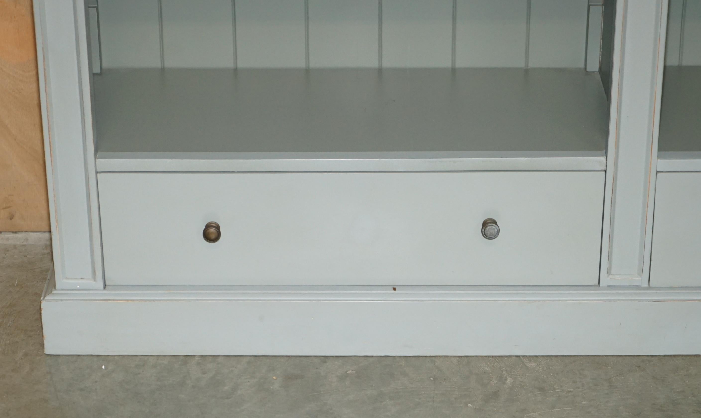 Dipinto FULLY DISMANTLABLE FRENCH COUNTRY PAINTED LIBRARY BOOKCASE WiTH LADDER & RAIL in vendita