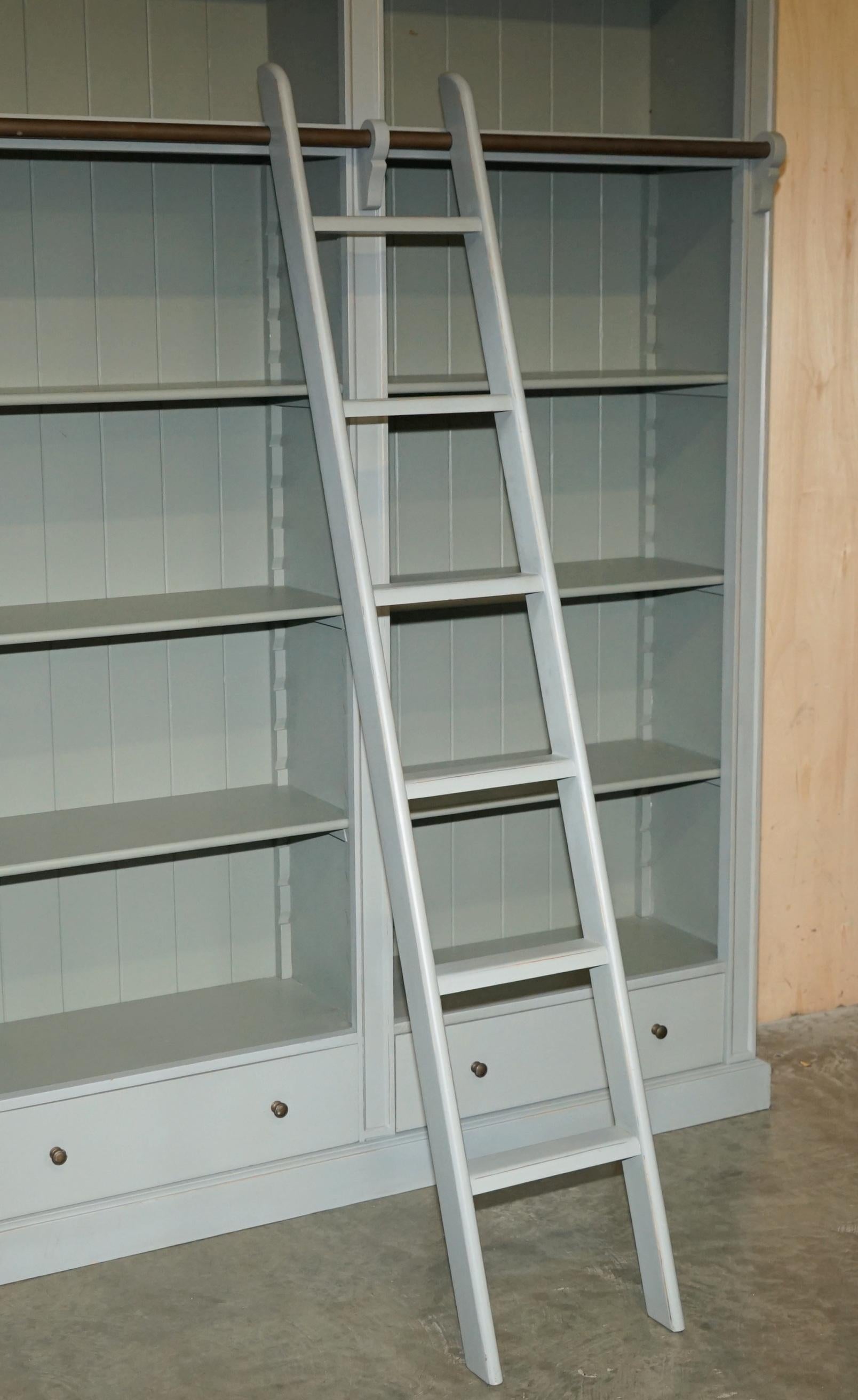 FULLY DISMANTLABLE FRENCH COUNTRY PAINTED LIBRARY BOOKCASE WiTH LADDER & RAIL In condizioni buone in vendita a West Sussex, Pulborough