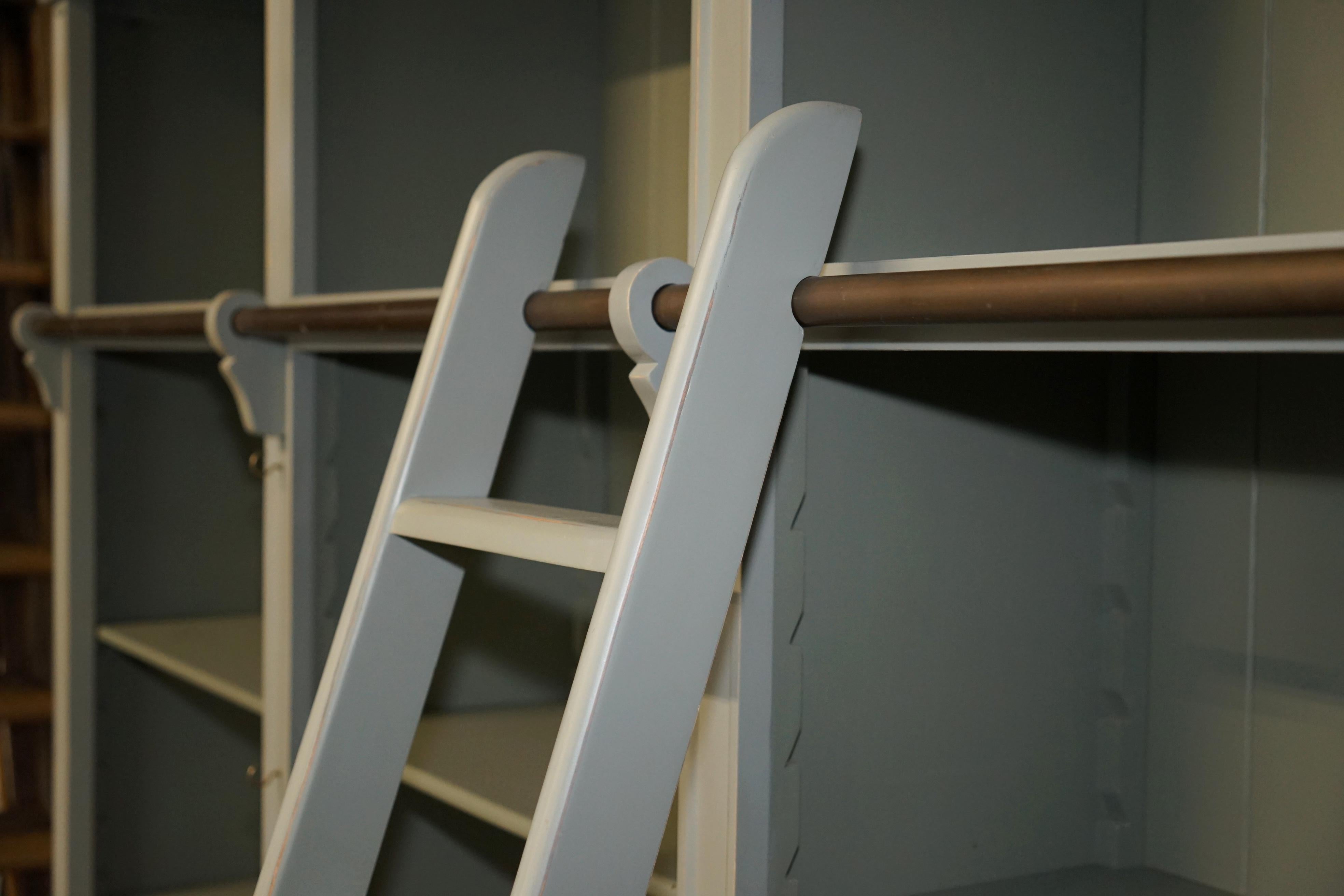 Pino FULLY DISMANTLABLE FRENCH COUNTRY PAINTED LIBRARY BOOKCASE WiTH LADDER & RAIL in vendita