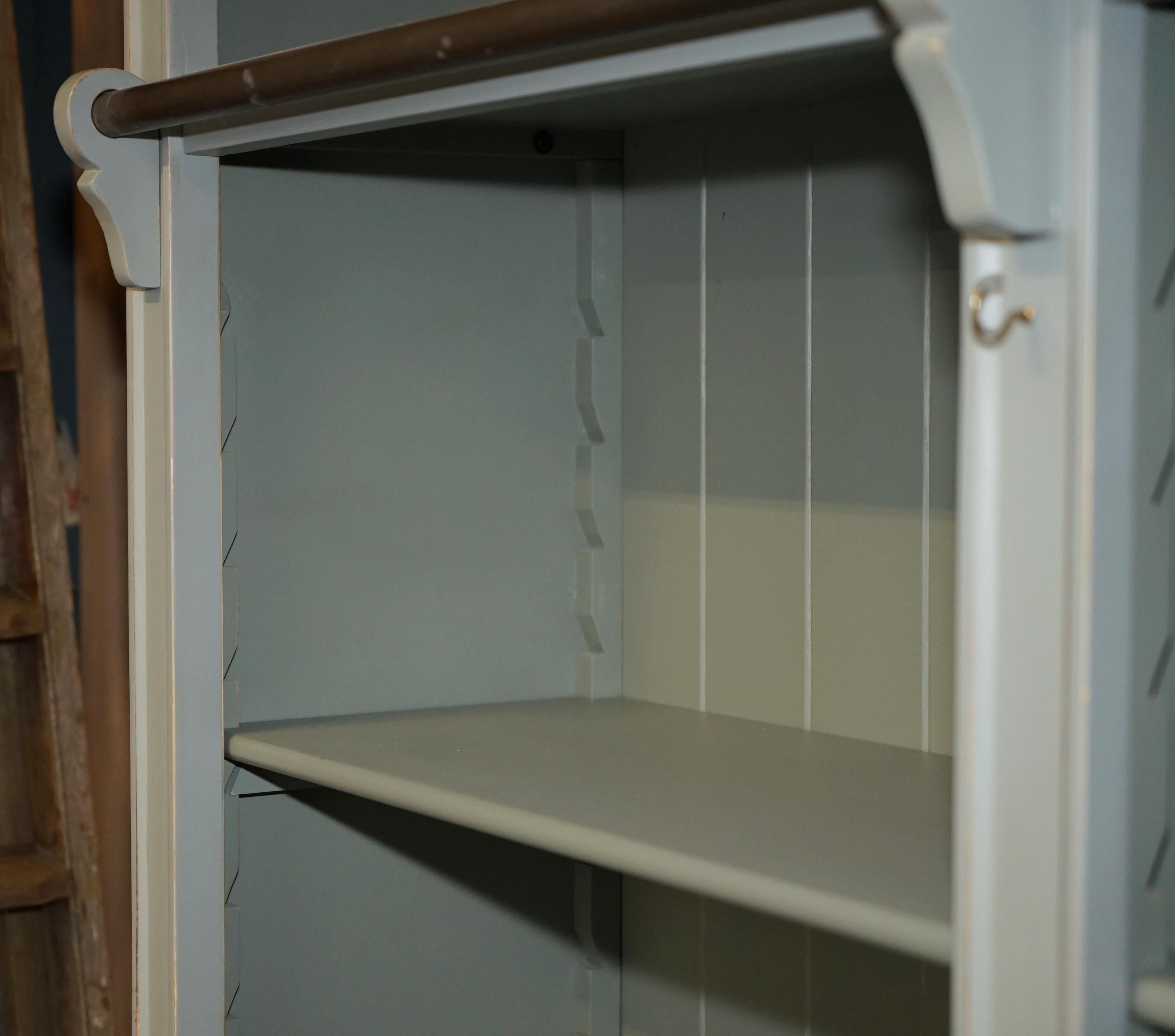 FULLY DISMANTLABLE FRENCH COUNTRY PAINTED LIBRARY BOOKCASE WiTH LADDER & RAIL in vendita 1