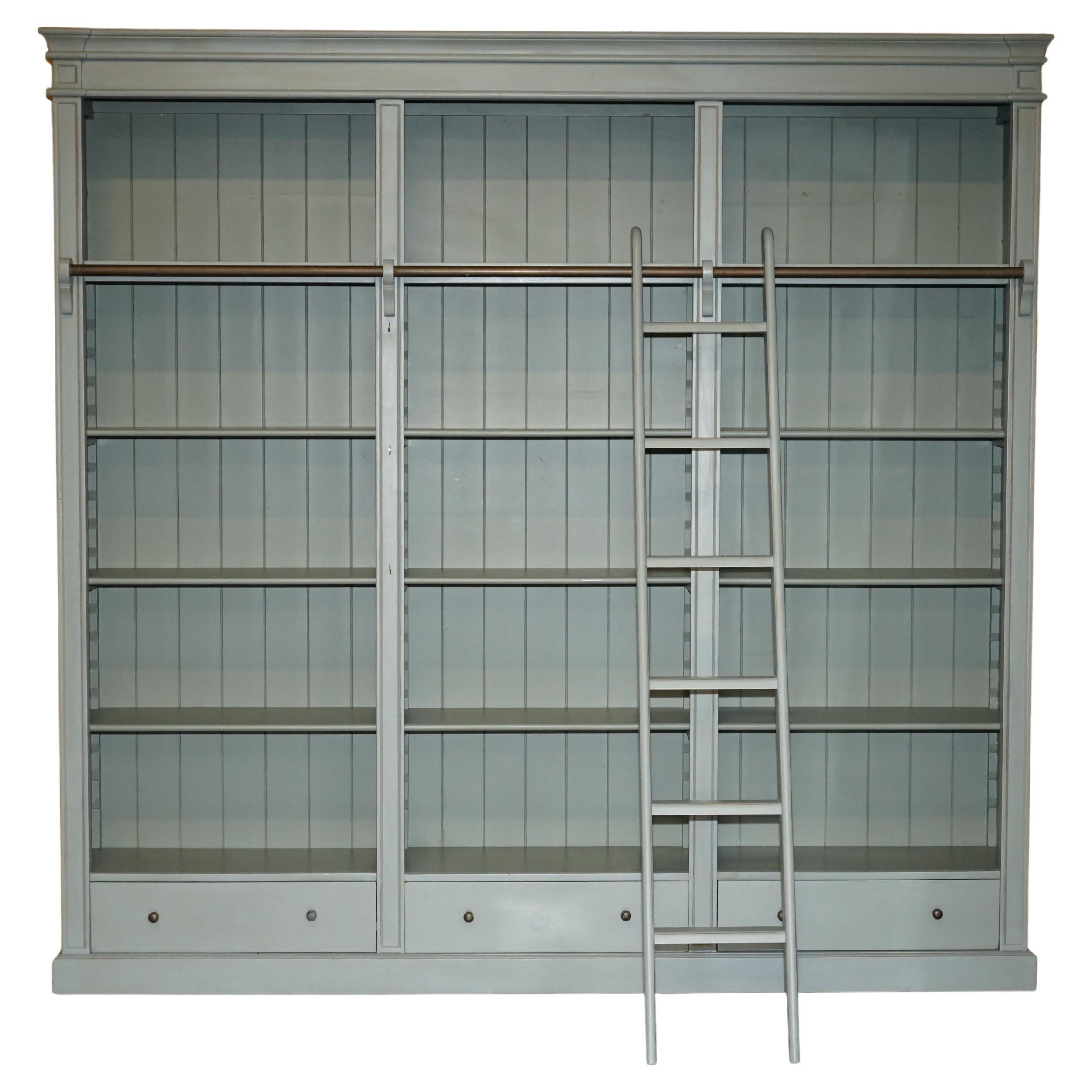 FULLY DISMANTLABLE FRENCH COUNTRY PAINTED LIBRARY BOOKCASE WiTH LADDER & RAIL in vendita