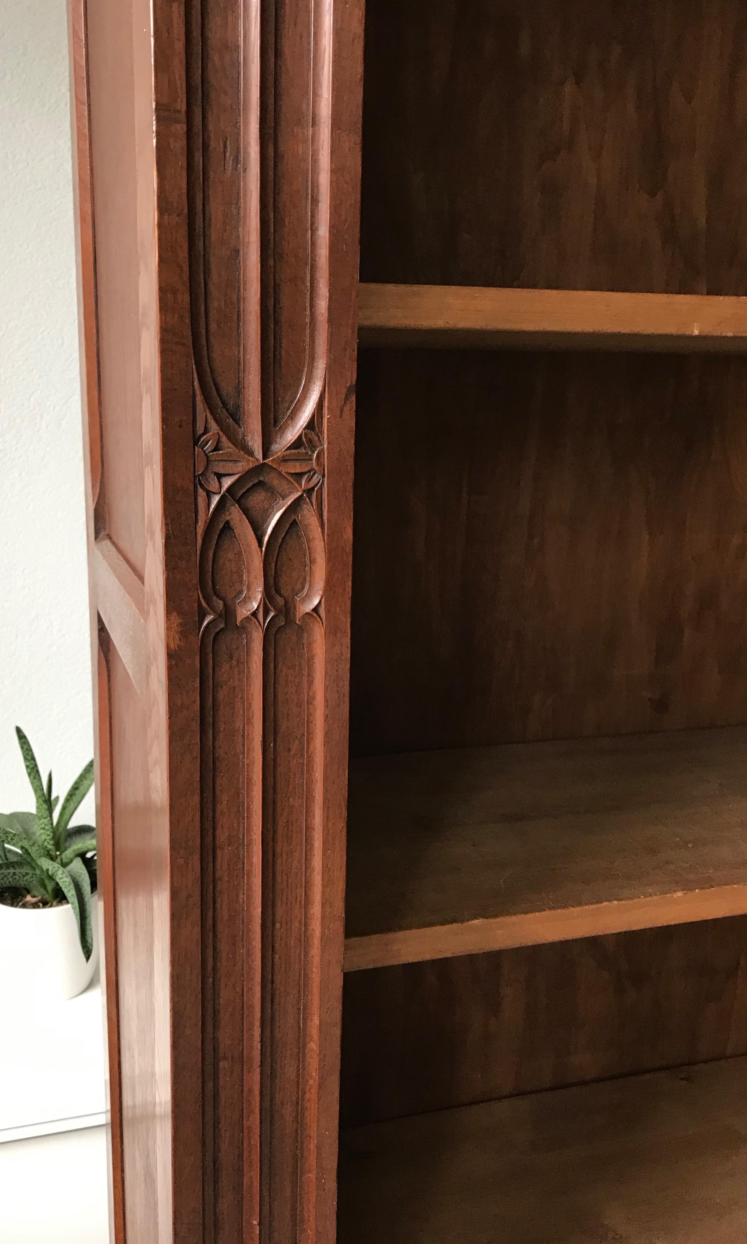 Fully Dismountable Handcrafted & Carved Gothic Revival Open Bookcase of Oakwood In Good Condition In Lisse, NL