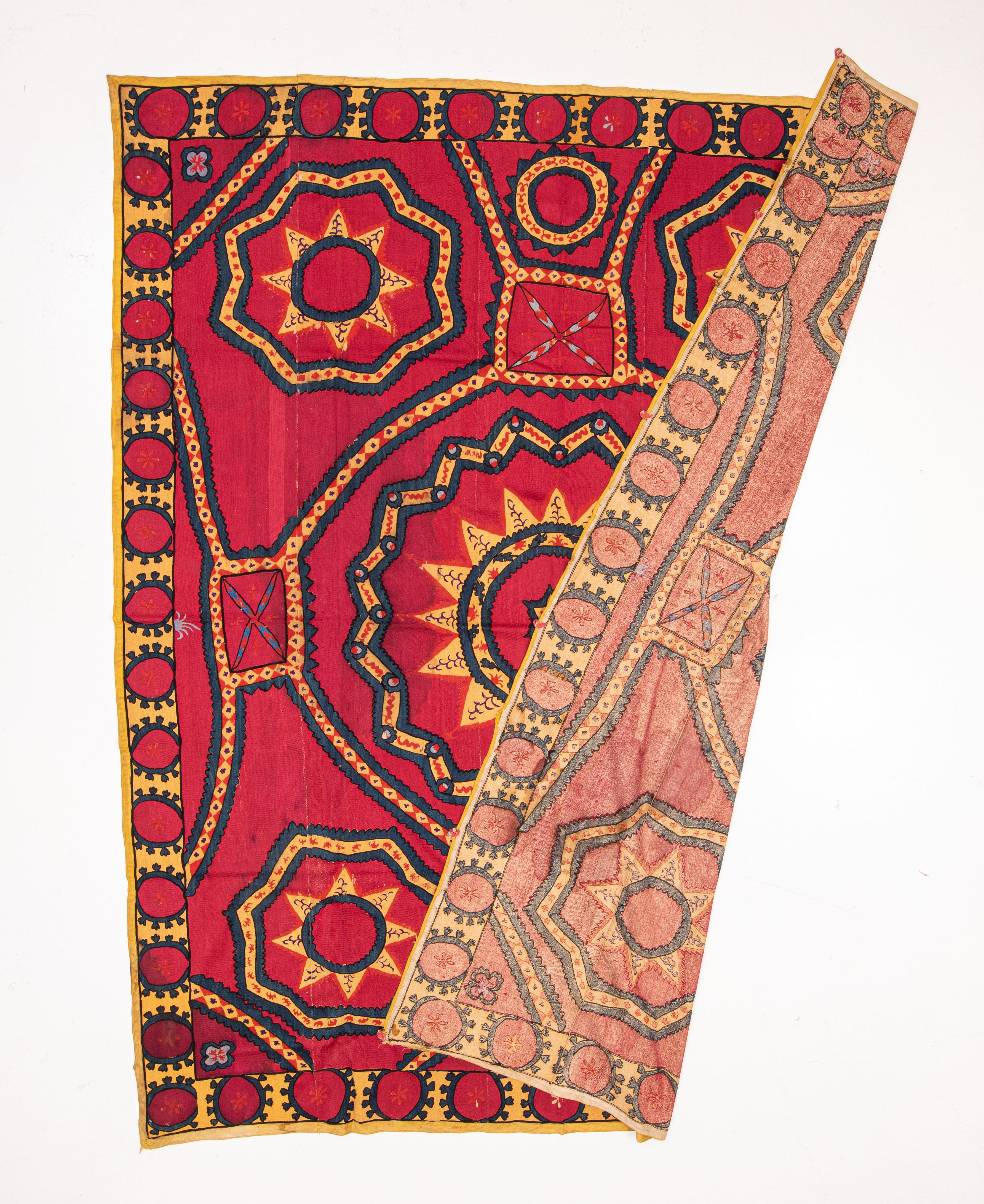 Fully Embroidered Antique Suzani from Pishkent, Uzbekistan, Late 19th C In Good Condition For Sale In Istanbul, TR