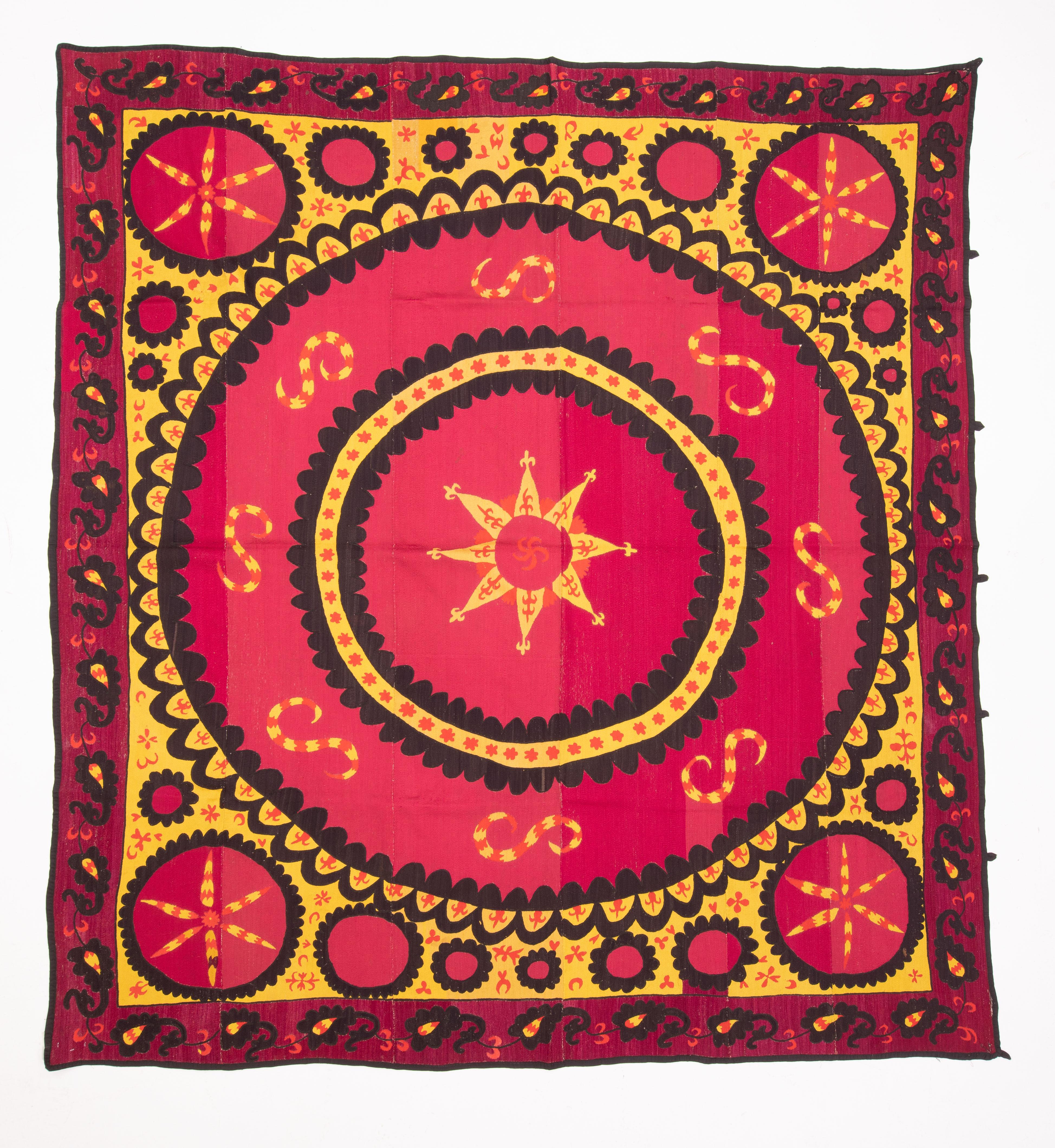 Suzanis from the regions of Tahkent and Pishkent have some astral names such az ‘moon sky’,
‘star sky ‘. The main characteristic of these suzanis is that of their being fully embroidered in silk and sometimes in wool in sections.
Ground cloth is
