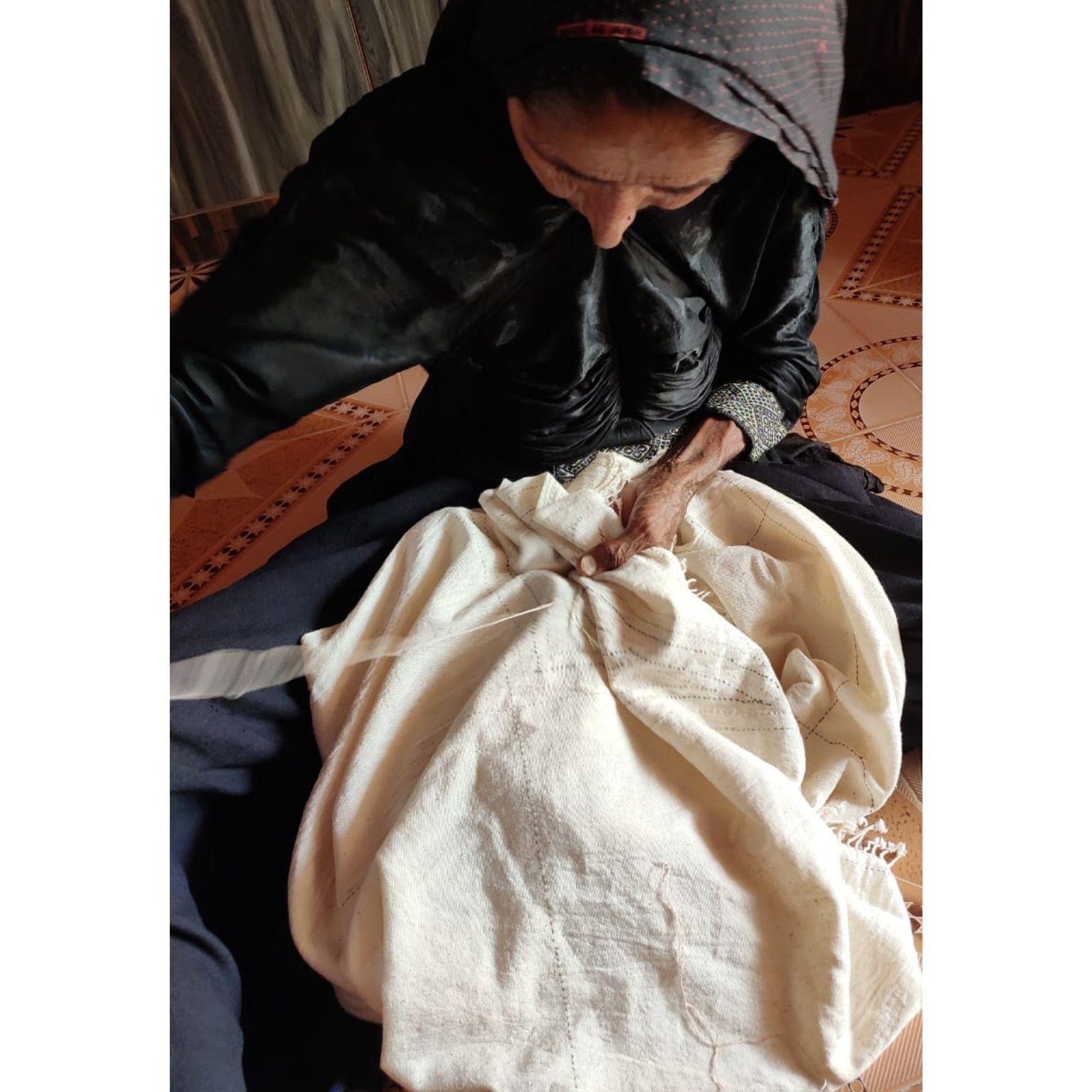 Katha Handloom Queen Bettspread aus Baumwolle, vollständig handbestickt von Kunsthandwerkern im Angebot 11