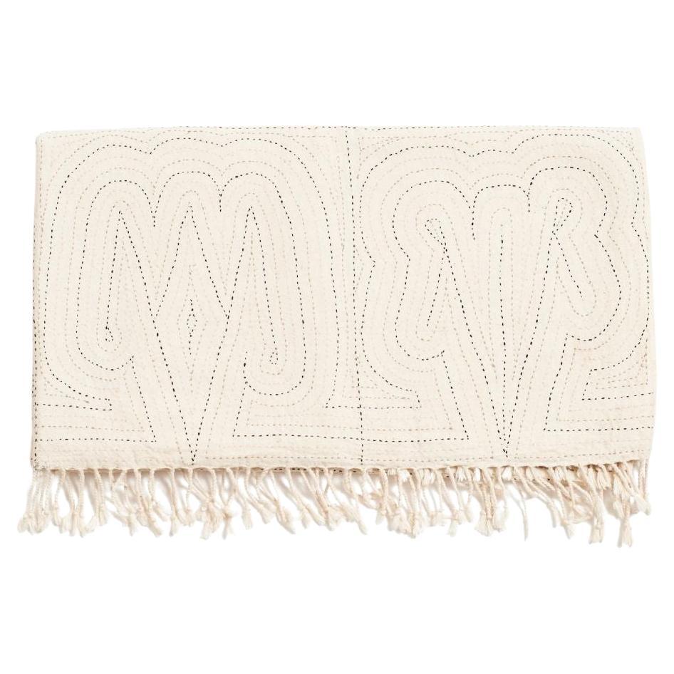 Diseño personalizado de Studio Variously, Katha es una colcha de algodón orgánico  bordados a mano con maestría por un grupo único de mujeres artesanas indígenas de la India.

Con sede en Michigan, Studio Variously colabora exclusivamente con