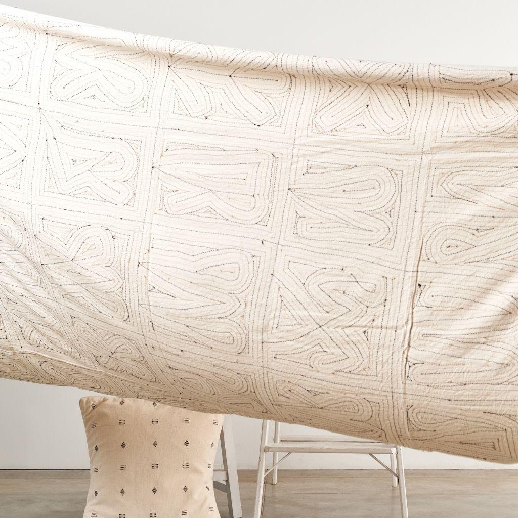 Katha Handloom Queen Bettspread aus Baumwolle, vollständig handbestickt von Kunsthandwerkern (Bestickt) im Angebot