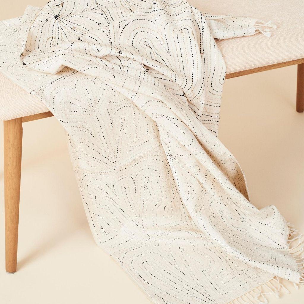 Katha Handloom Queen Bettspread aus Baumwolle, vollständig handbestickt von Kunsthandwerkern (21. Jahrhundert und zeitgenössisch) im Angebot