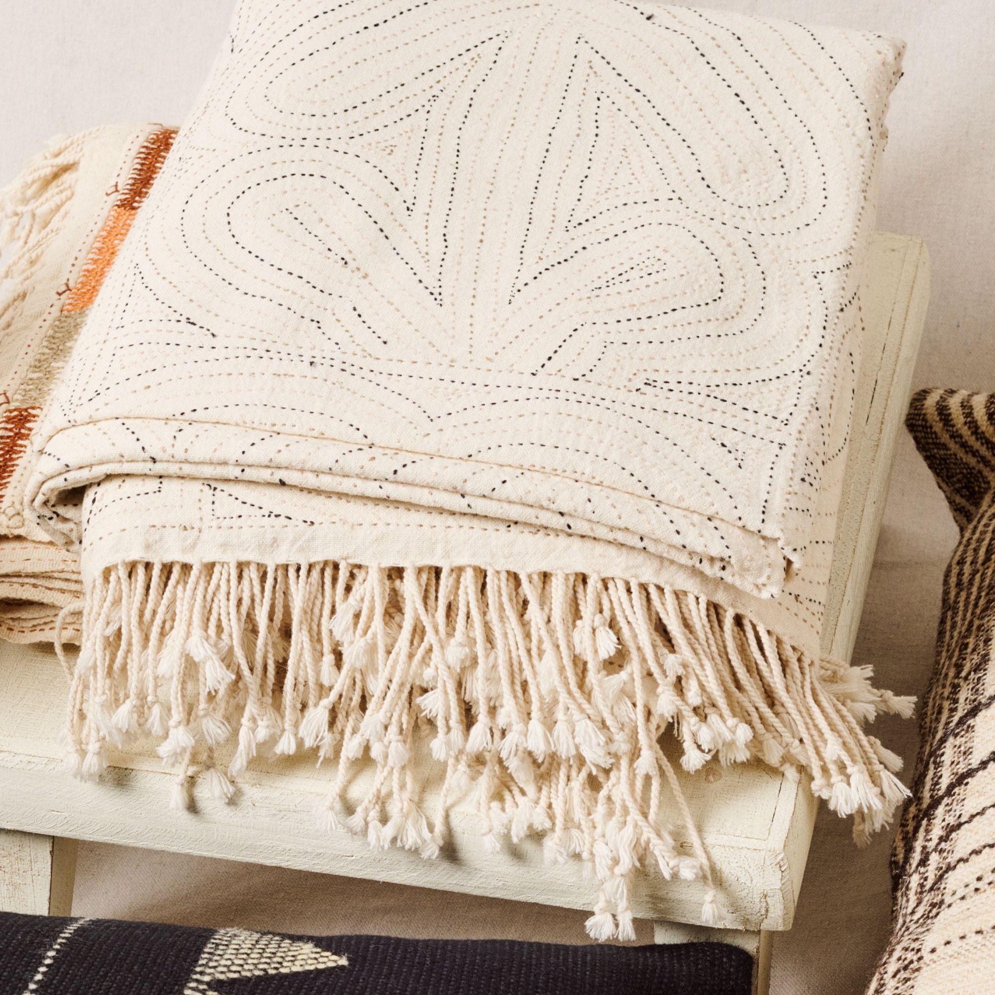 Moderne Throw Katha en coton biologique entièrement brodé à la main par des artisans en vente