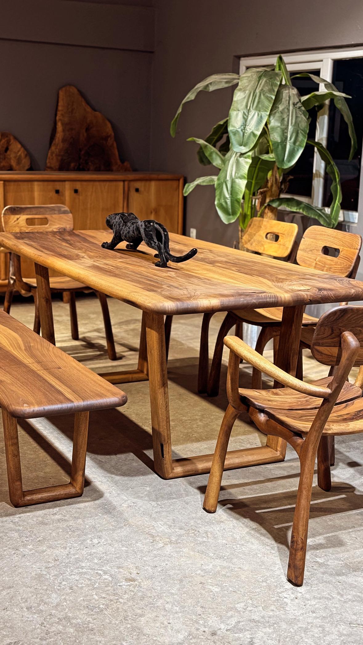 Vollständig handgefertigtes Esstisch-Set aus Nussbaumholz - Tisch, Bank und 5 Nussbaumstühle im Angebot 2