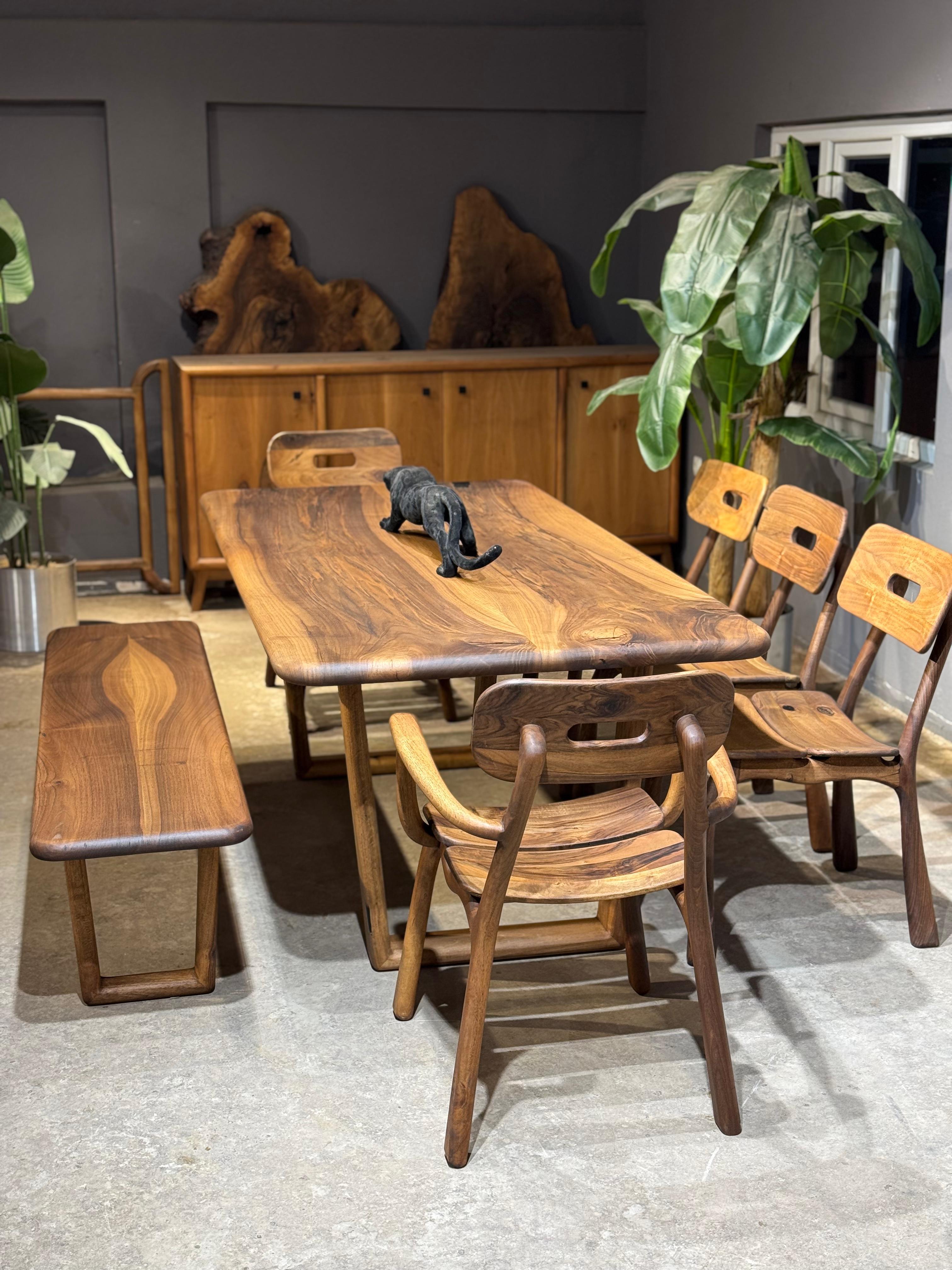 Vollständig handgefertigtes Esstisch-Set aus Nussbaumholz - Tisch, Bank und 5 Nussbaumstühle (Türkisch) im Angebot