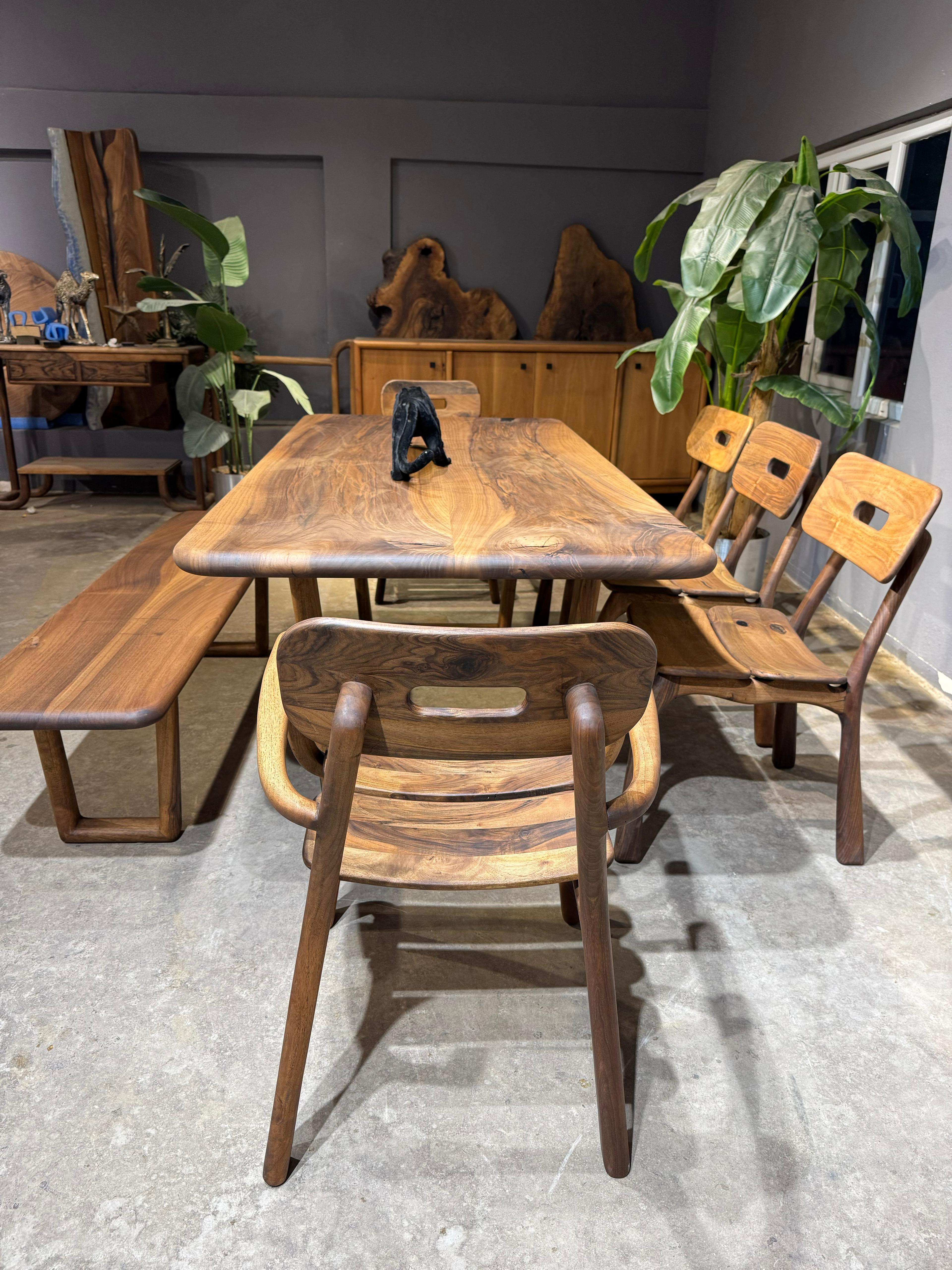Vollständig handgefertigtes Esstisch-Set aus Nussbaumholz - Tisch, Bank und 5 Nussbaumstühle (Gebürstet) im Angebot