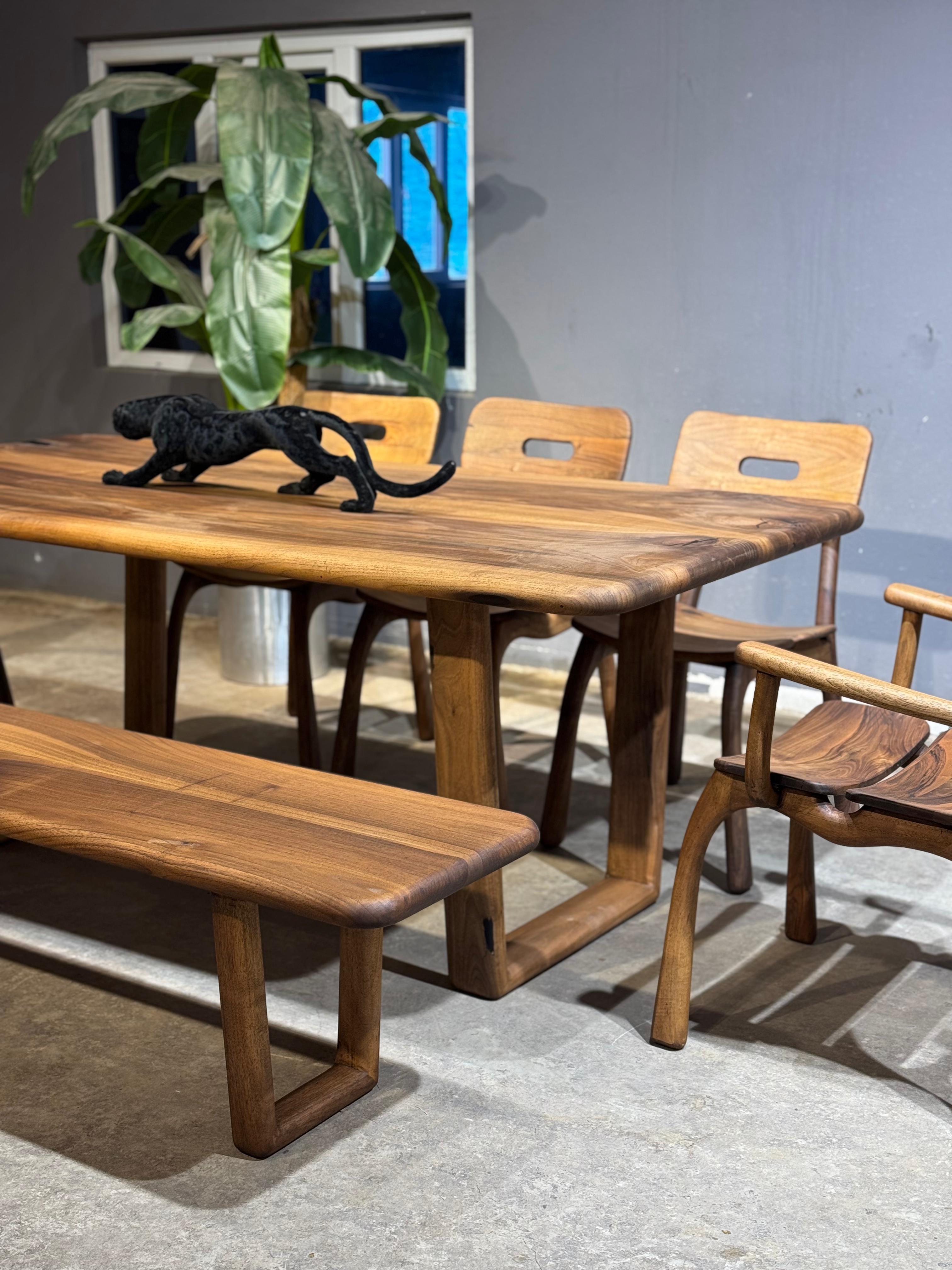 Vollständig handgefertigtes Esstisch-Set aus Nussbaumholz - Tisch, Bank und 5 Nussbaumstühle (Stahl) im Angebot