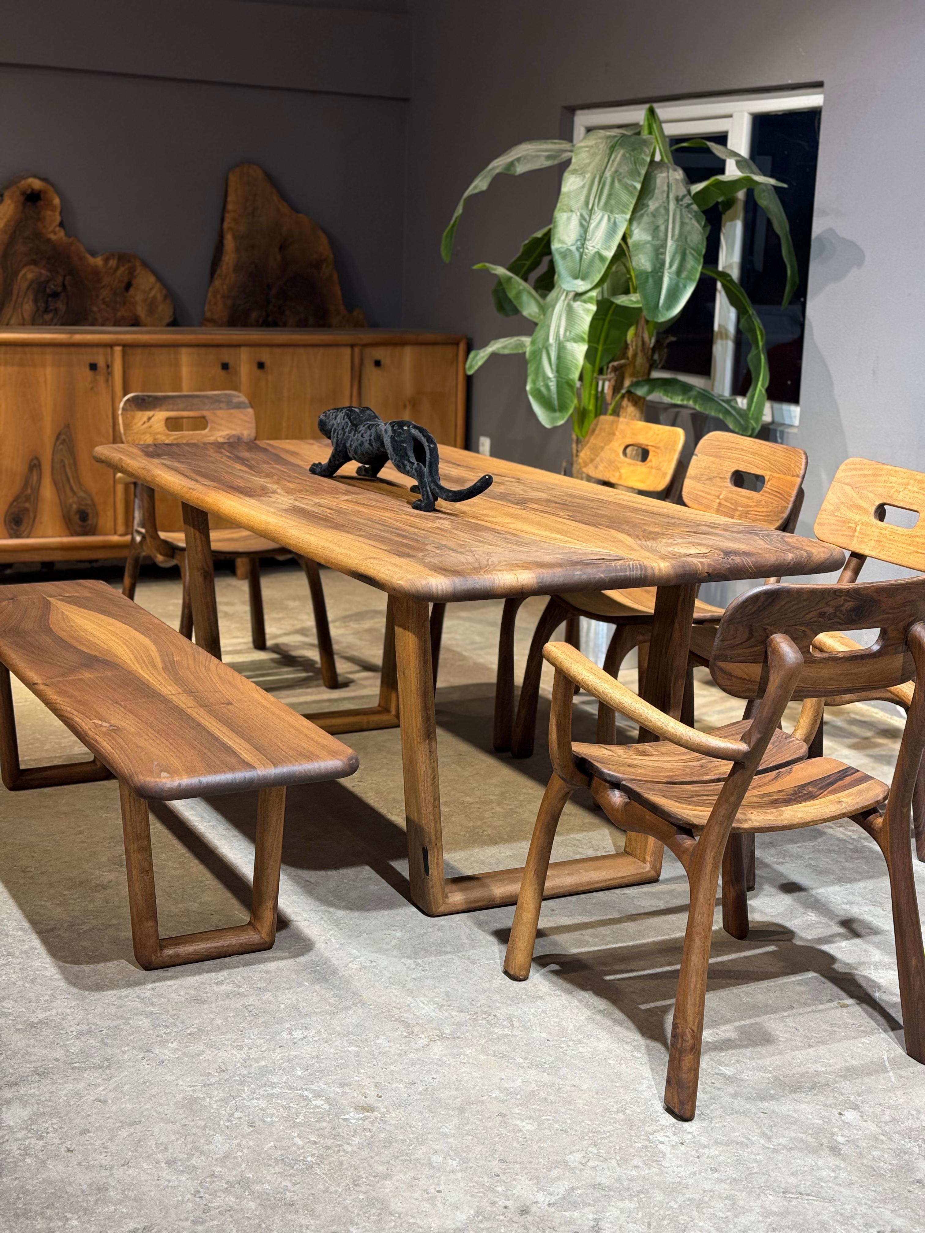 Vollständig handgefertigtes Esstisch-Set aus Nussbaumholz - Tisch, Bank und 5 Nussbaumstühle im Angebot 1
