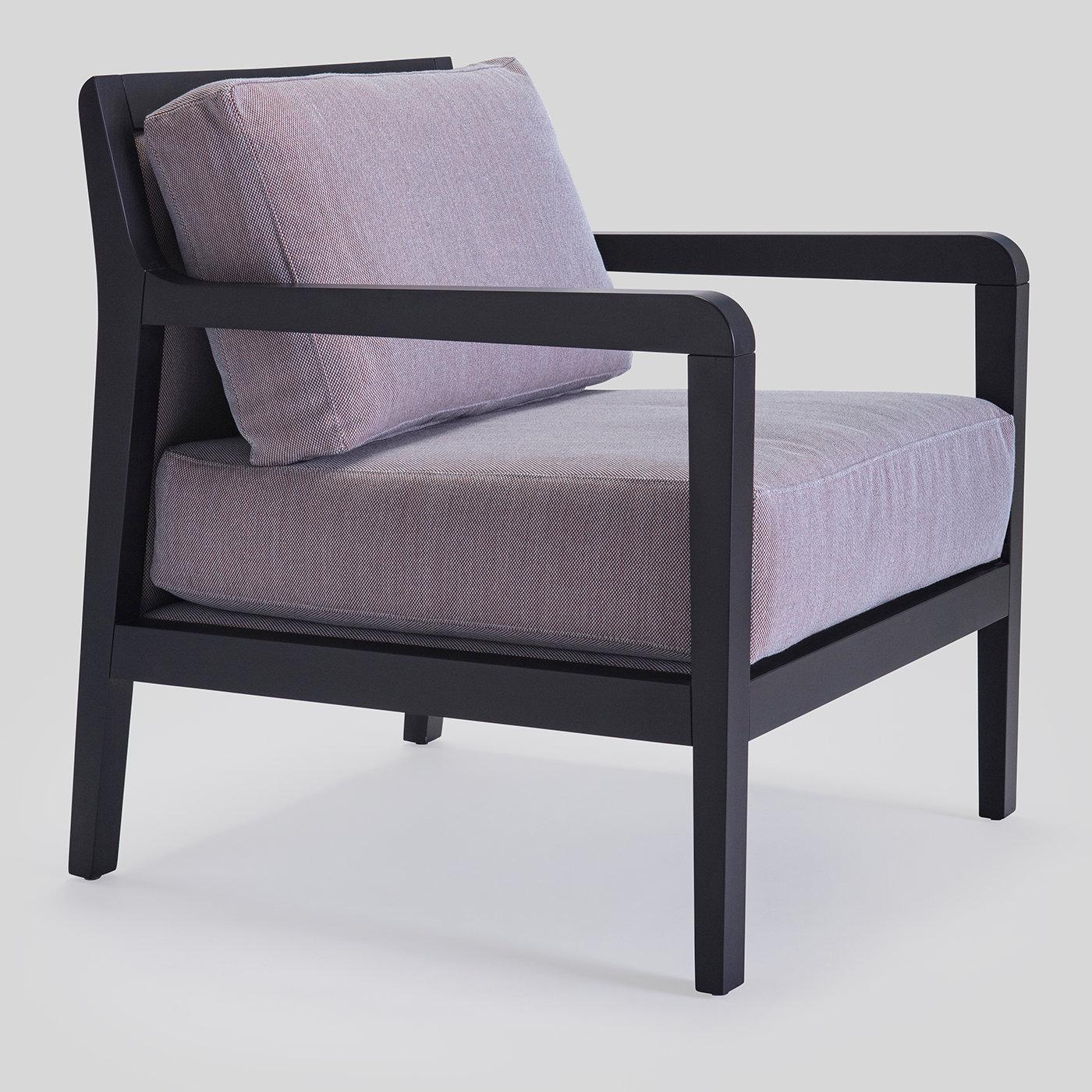 A clean and essential design of modern sophistication, this lounge armchair will exquisitely complement both public or private decors. Resting on a polished, black-lacquered beechwood structure with a low profile, it features a softly padded,