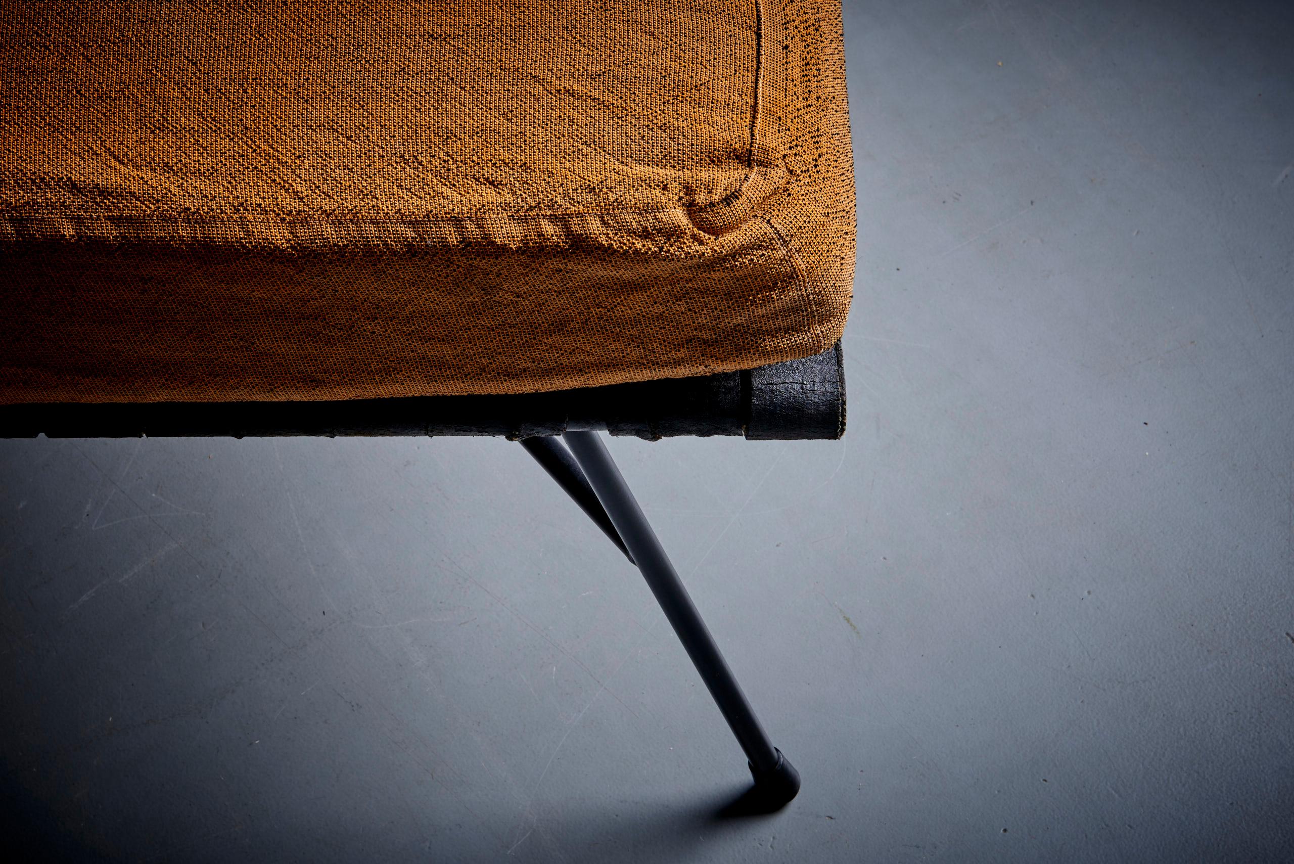 Silla Elettra con otomana, totalmente original, de Studio BBPR para Arflex. Las medidas indicadas se aplican a la Silla. El taburete mide 60 x 60 x 40 cm. 