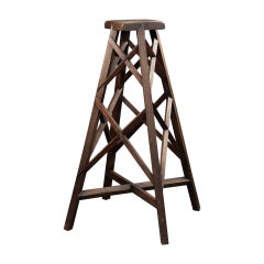 Vollständig verankertes Ende eines Holzsockels aus dem XIX.