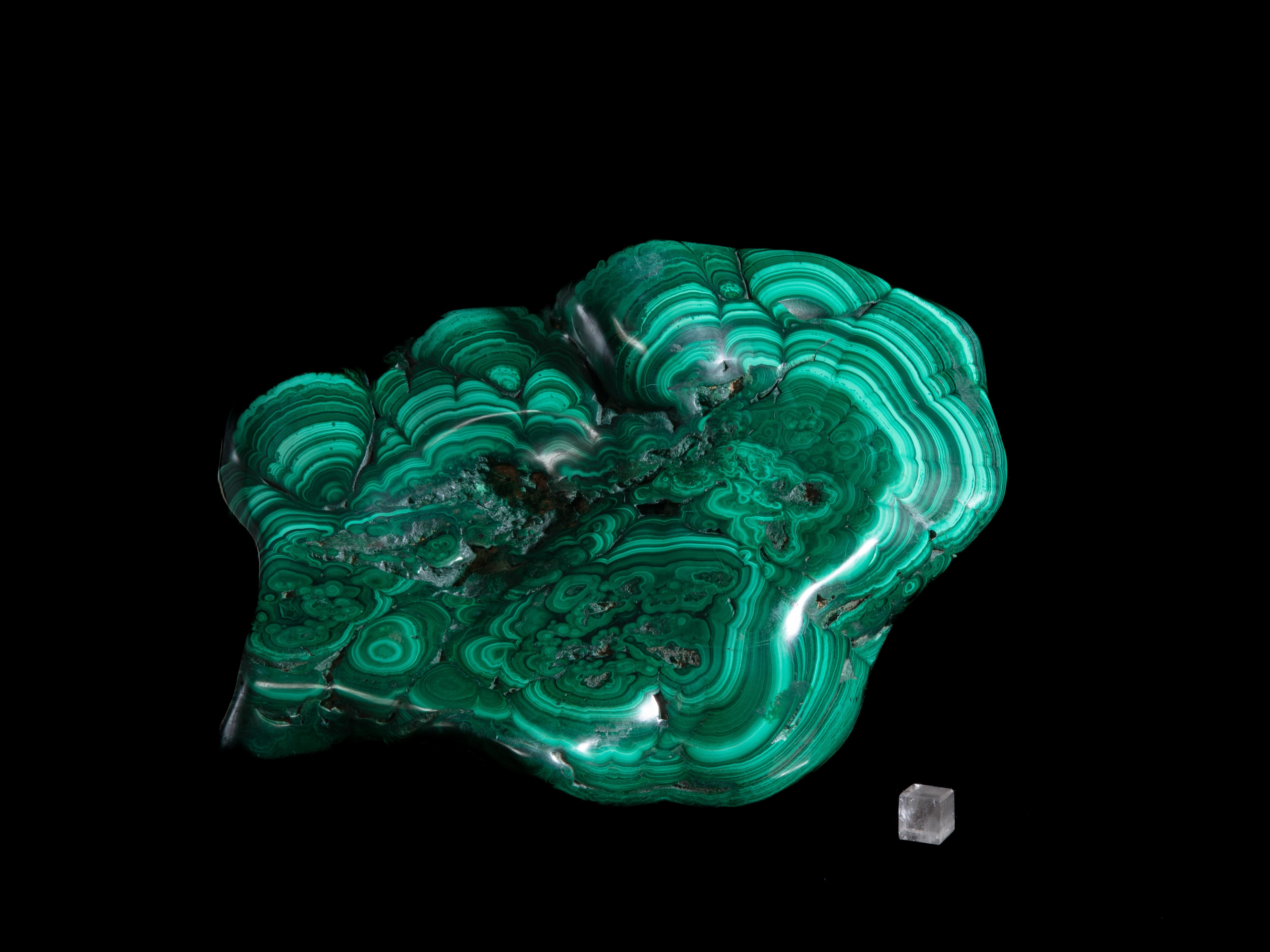 Fully poloished cluster. 
Malachite is a green copper carbonate mineral.