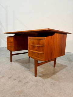 Escritorio danés de teca con tablero flotante, totalmente restaurado, de alrededor de los años 60
