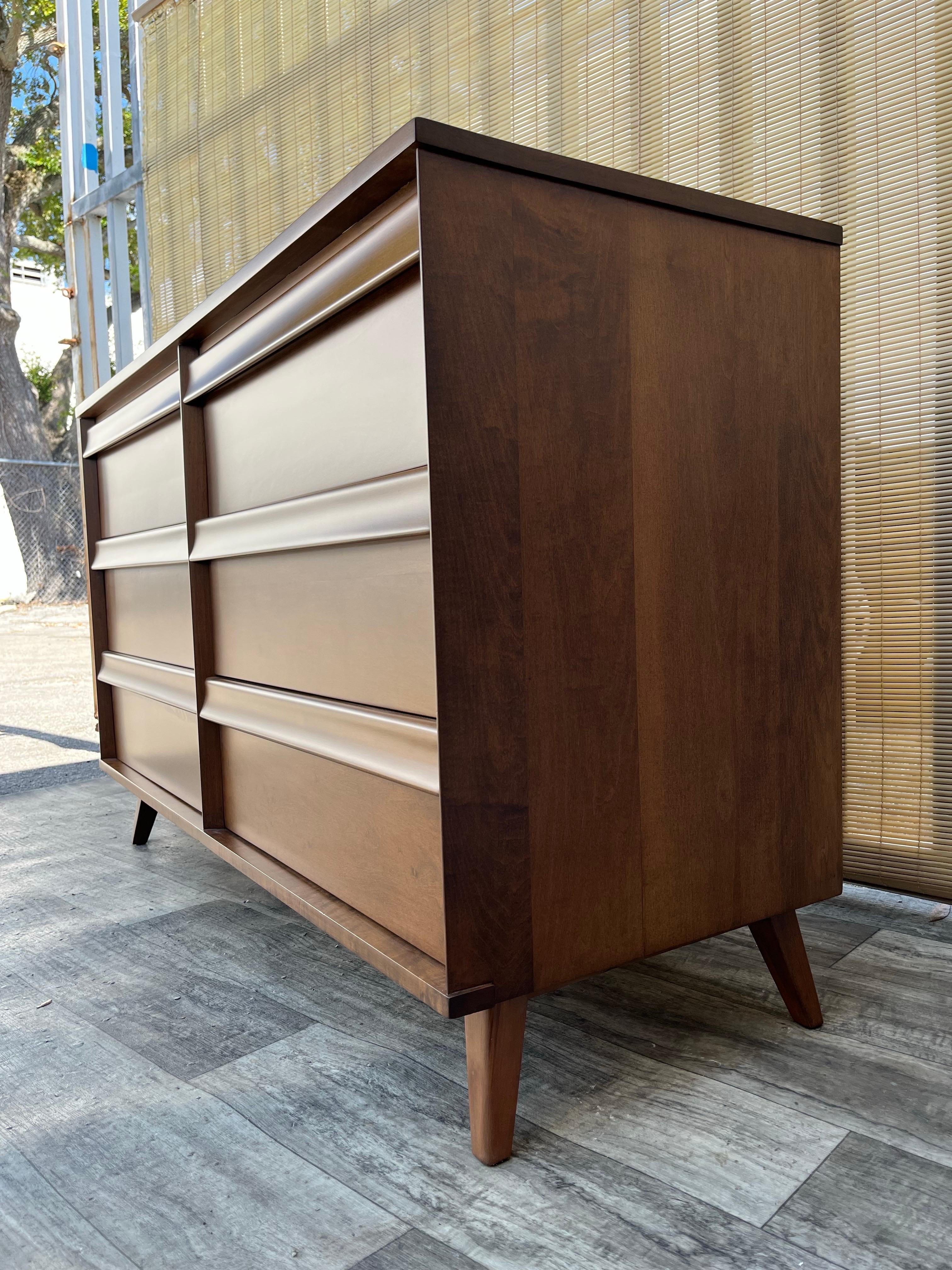 Fully Refinished Mid-Century Modern Dresser By Birchcraft Baumitter. C 1960s For Sale 9