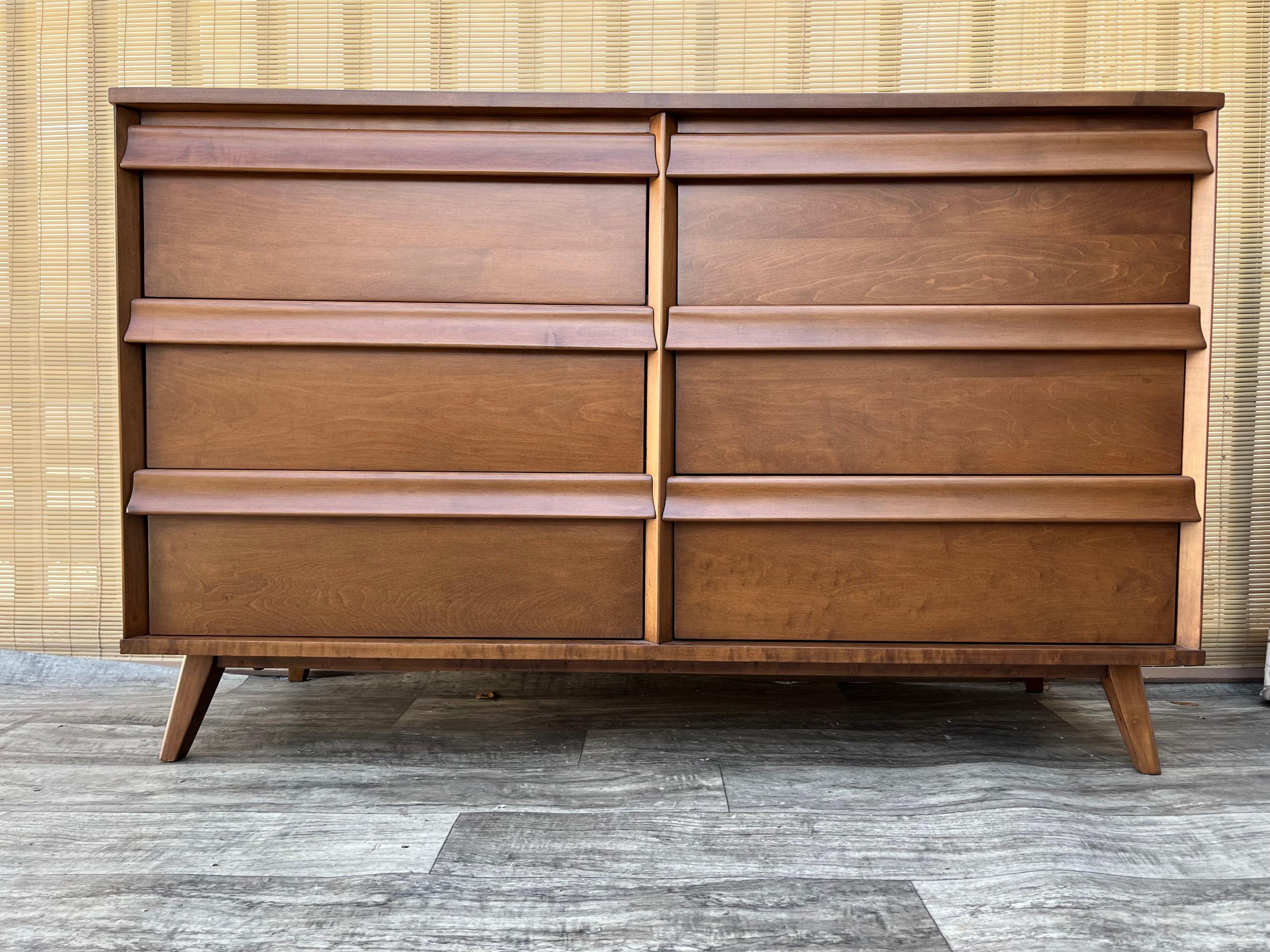 Vintage Fully Refinished Mid-Century Modern Six-Drawer Dresser By Birchcraft Baumritter. Circa 1960s 
Features a quintessential clean lines mid-century modern Design, a solid birch body, tapered legs, and six drawers with louver-style drawer pulls.