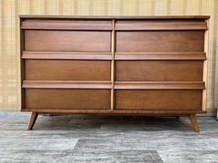 Cómoda moderna de mediados de siglo totalmente acabada de Birchcraft Baumitter. C 1960