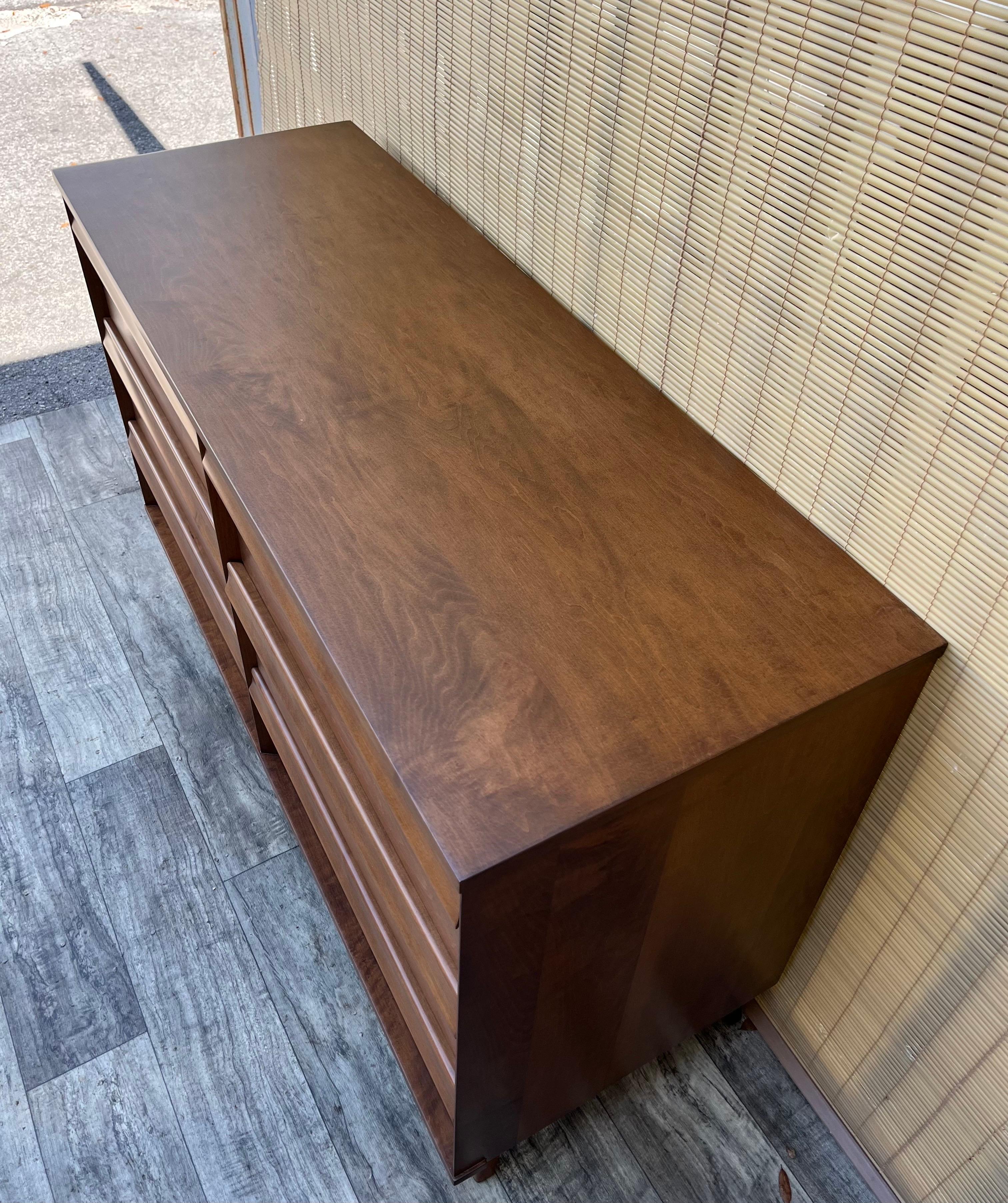 Fully Refinished Mid-Century Modern Dresser By Birchcraft Baumitter. C 1960s For Sale 16