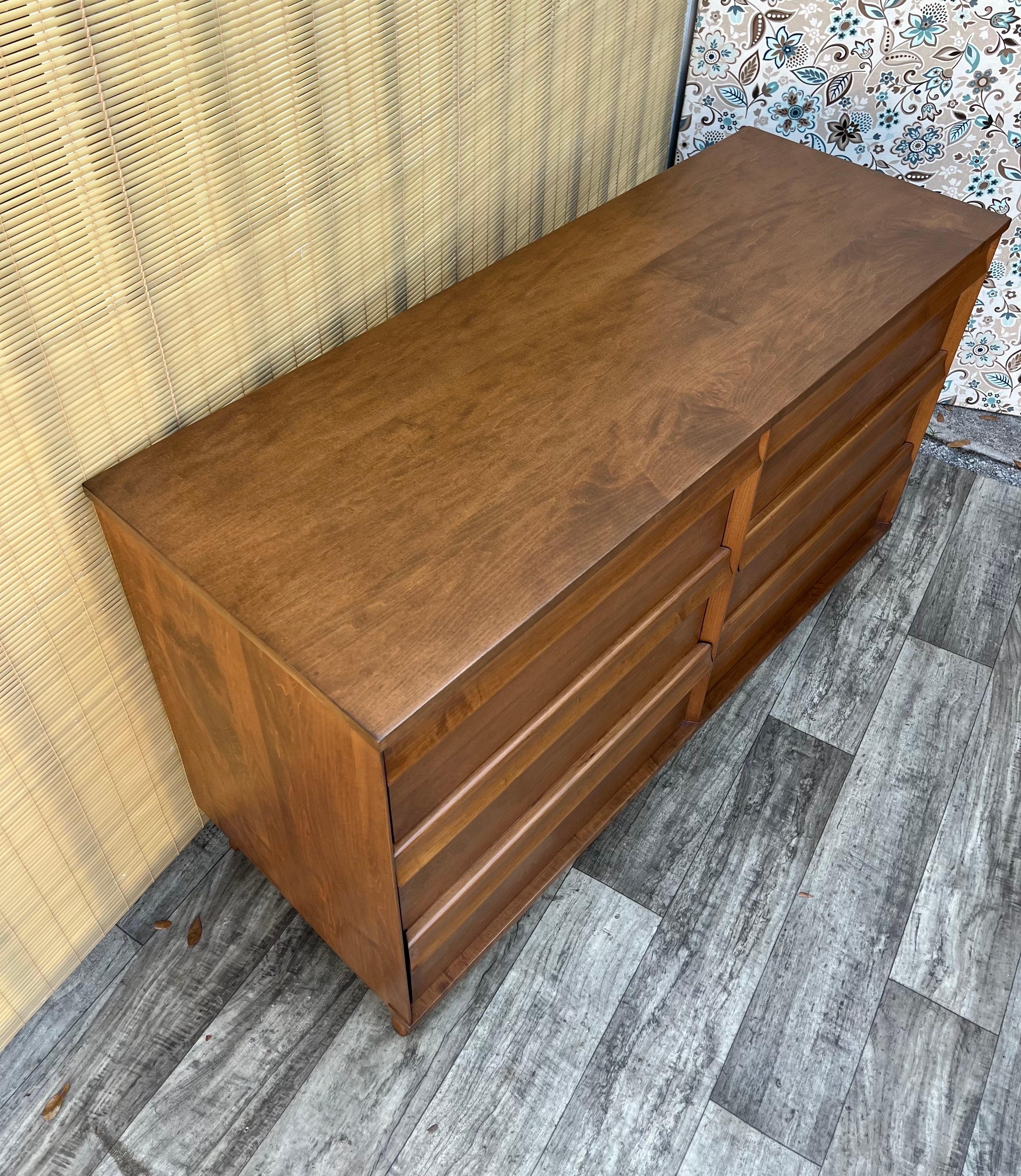 Fully Refinished Mid-Century Modern Dresser By Birchcraft Baumitter. C 1960s In Good Condition For Sale In Miami, FL
