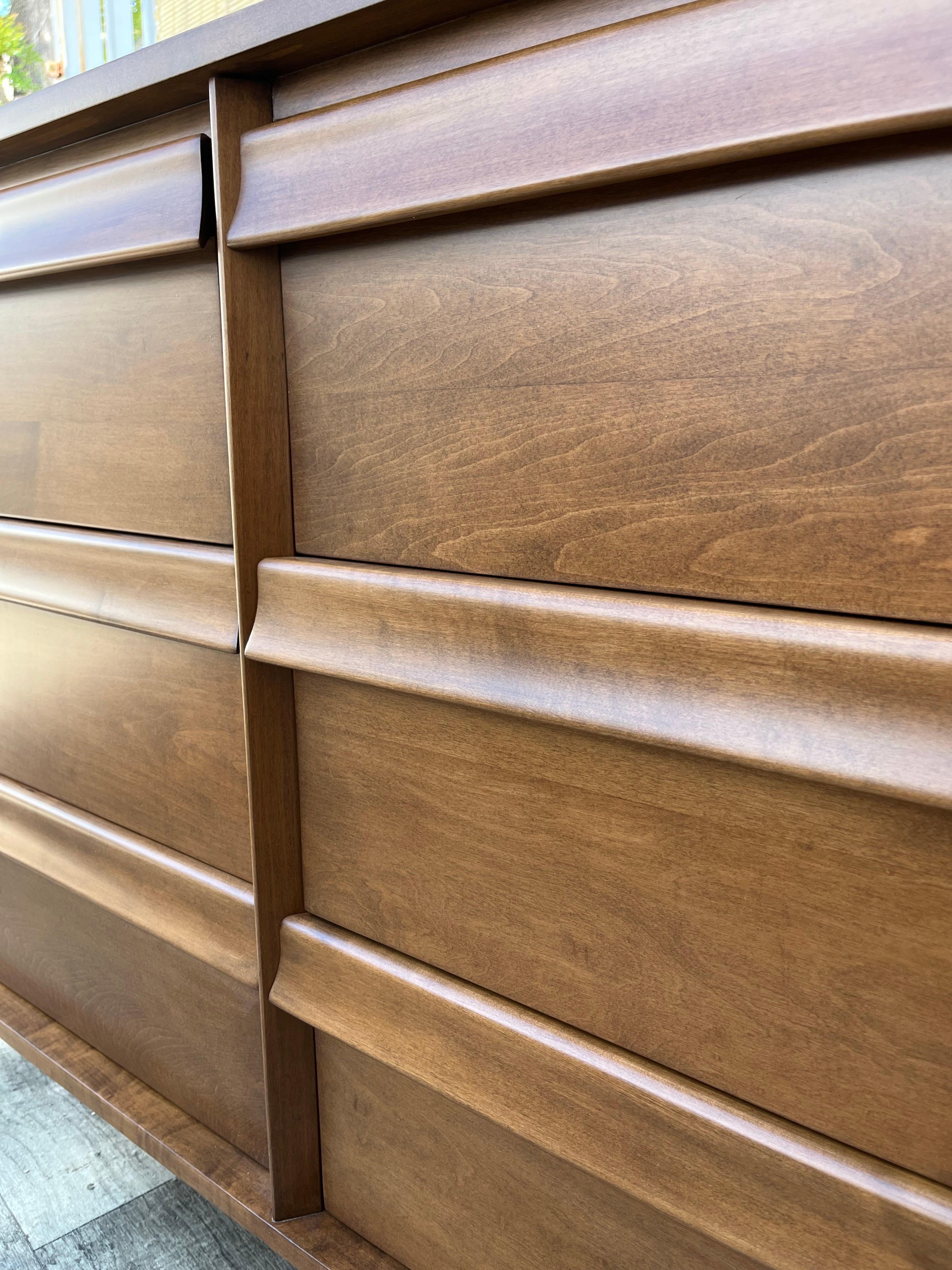 Fully Refinished Mid-Century Modern Dresser By Birchcraft Baumitter. C 1960s For Sale 3