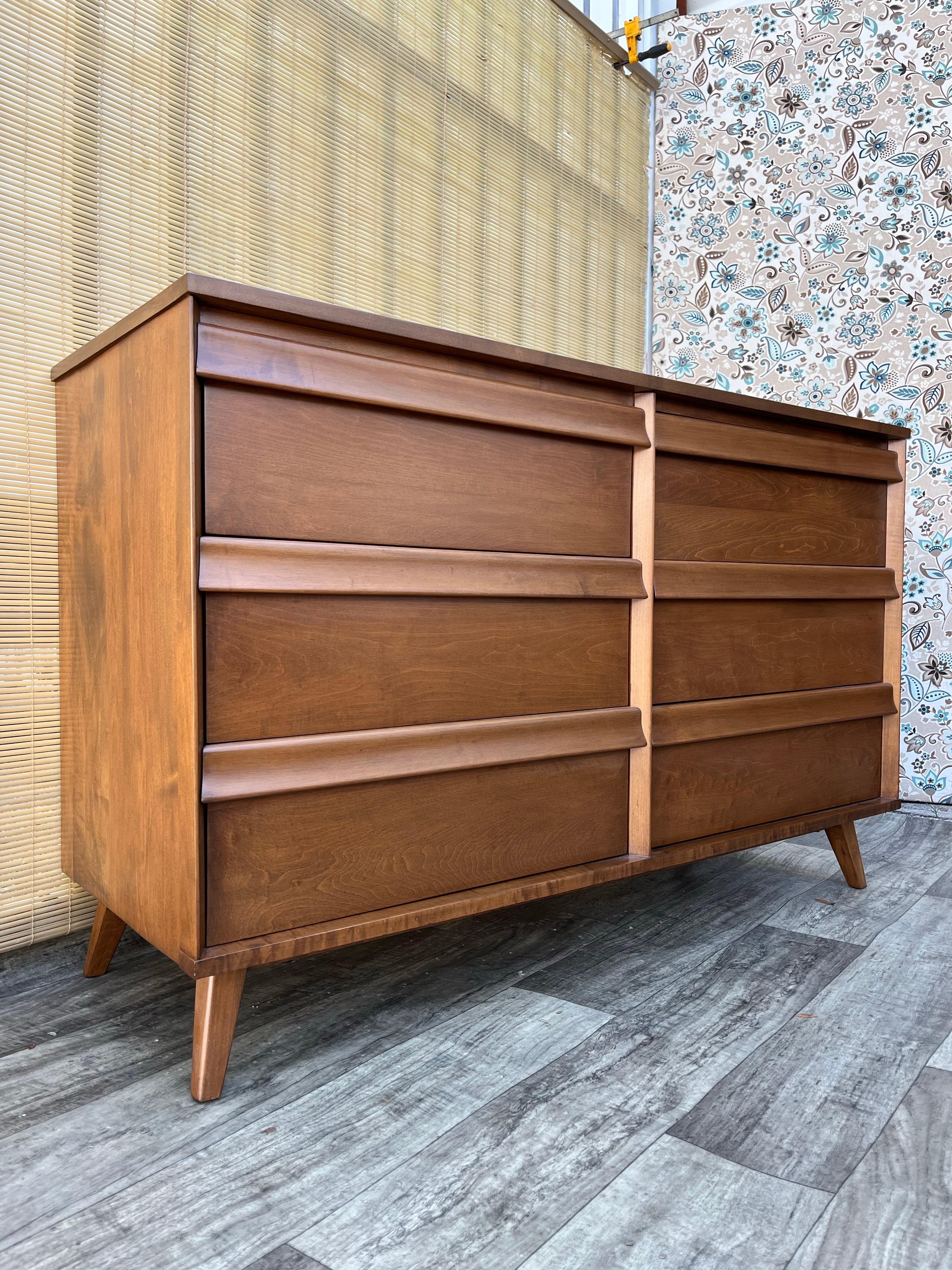Fully Refinished Mid-Century Modern Dresser By Birchcraft Baumitter. C 1960s For Sale 4