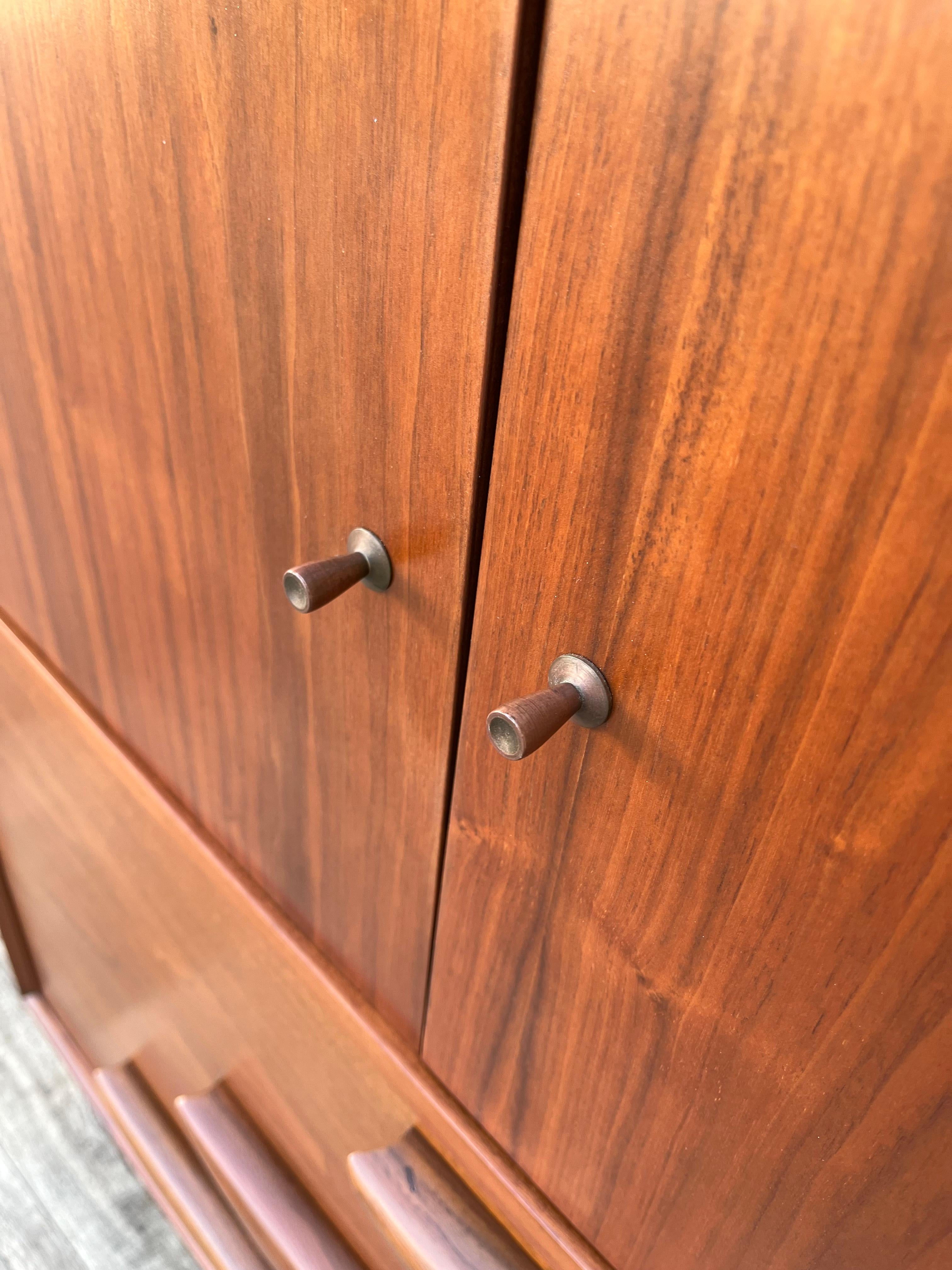 Comò Highboy scolpito completamente rifinito in stile Mid Century Modern. Circa anni '60 in vendita 2