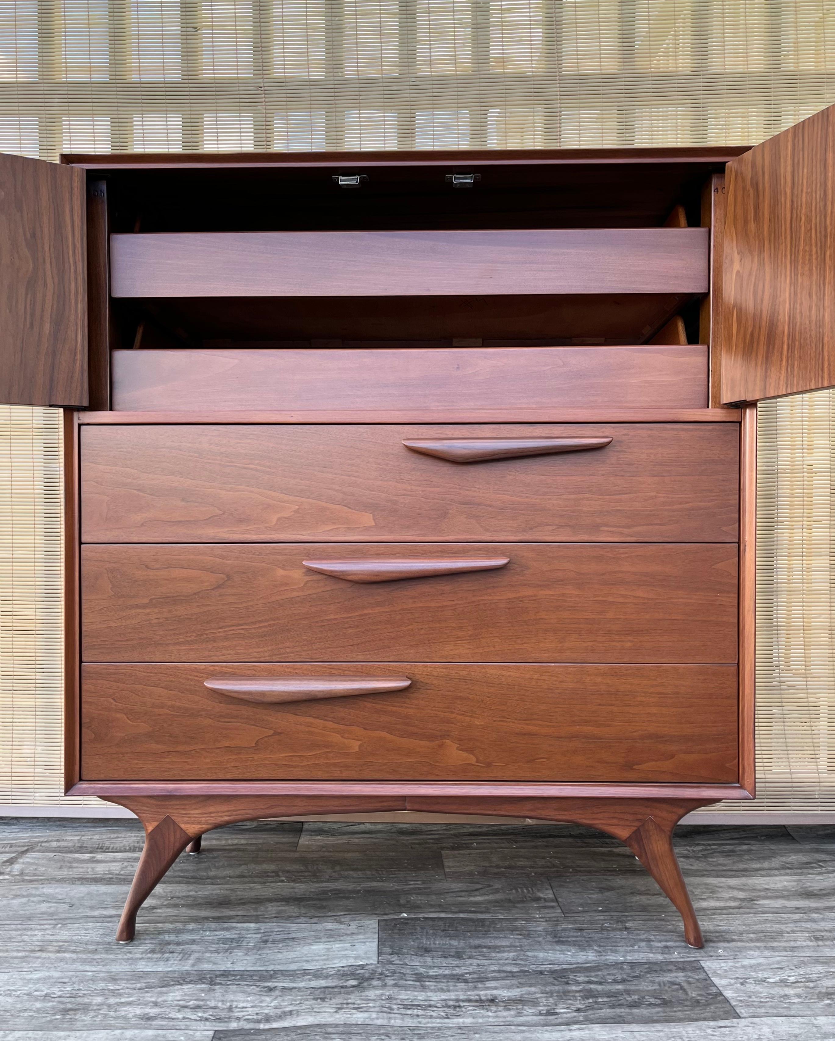 Comò Highboy scolpito completamente rifinito in stile Mid Century Modern. Circa anni '60 in vendita 3