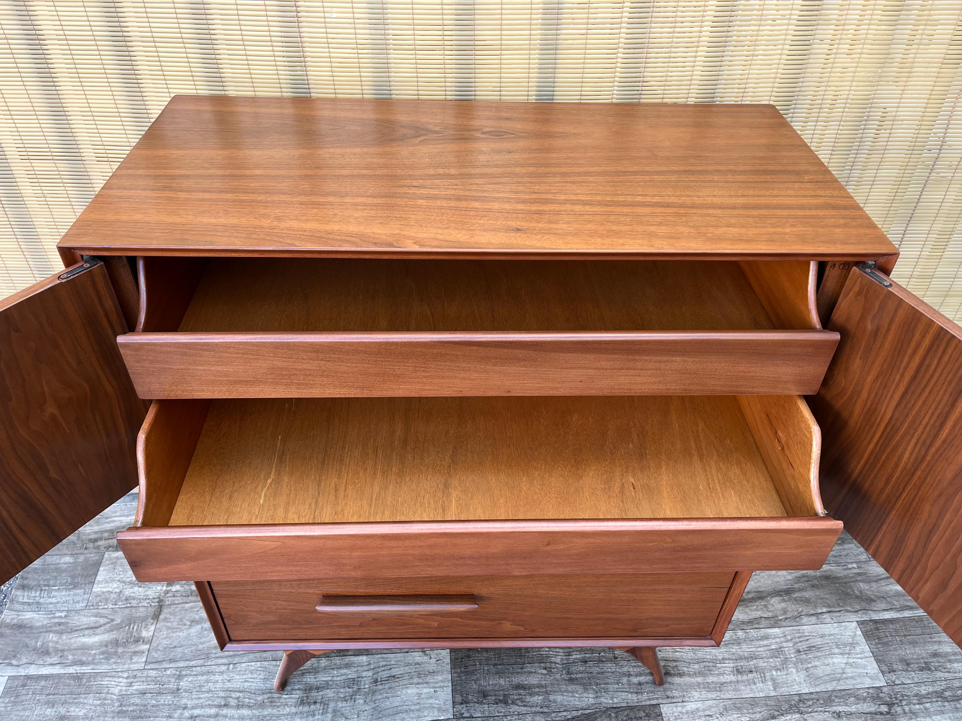Comò Highboy scolpito completamente rifinito in stile Mid Century Modern. Circa anni '60 in vendita 4