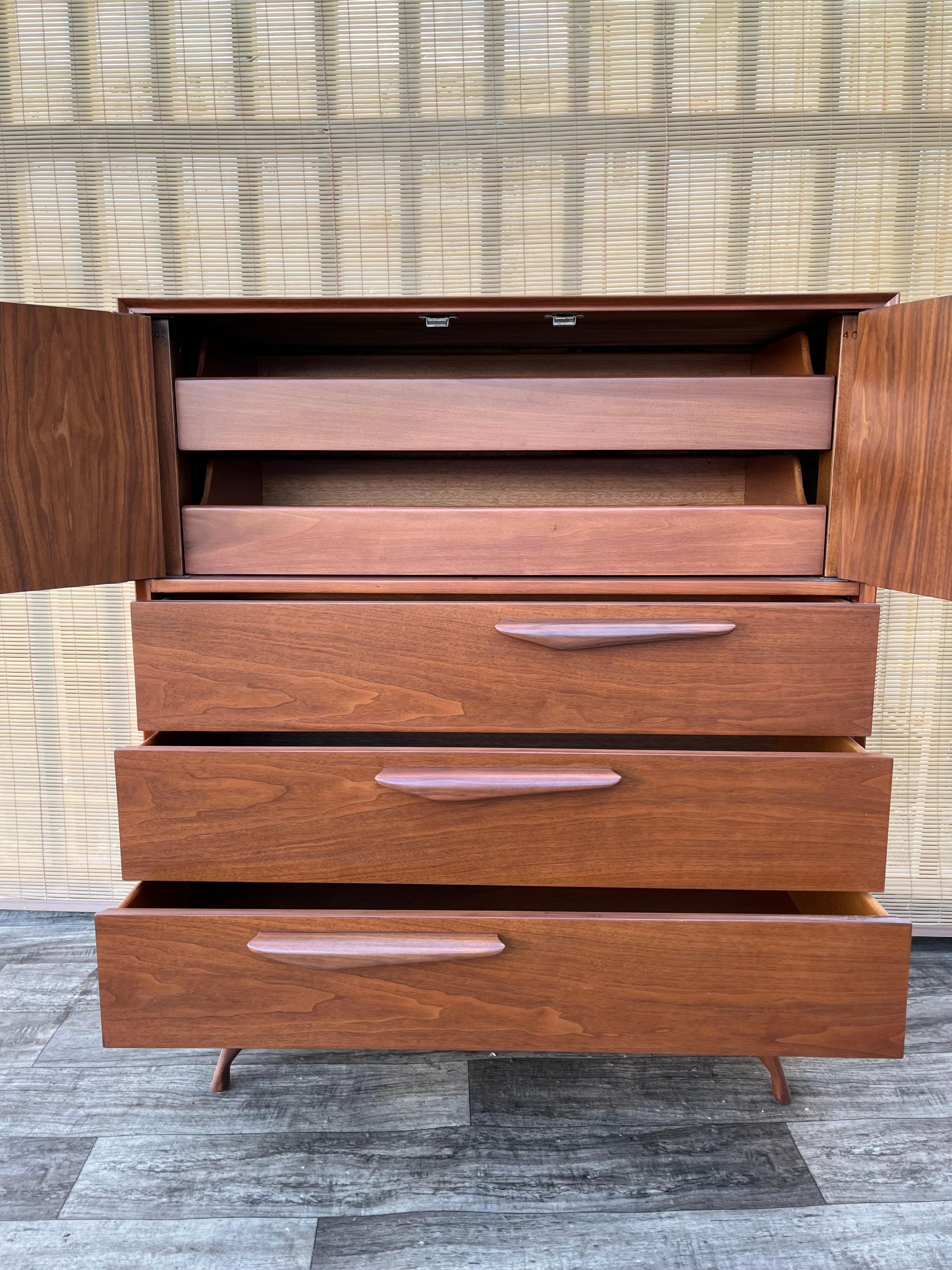 Comò Highboy scolpito completamente rifinito in stile Mid Century Modern. Circa anni '60 in vendita 5