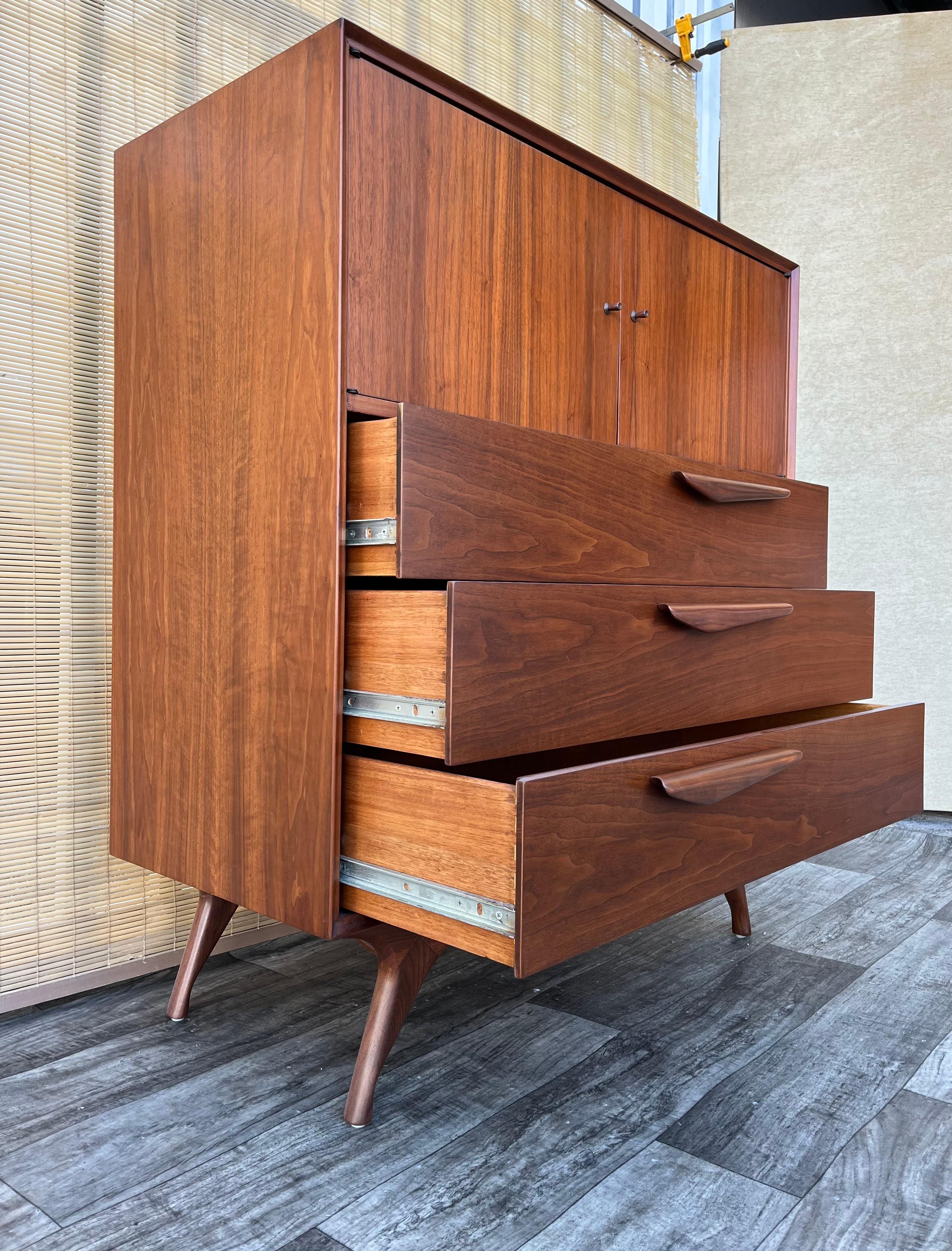 Comò Highboy scolpito completamente rifinito in stile Mid Century Modern. Circa anni '60 in vendita 6