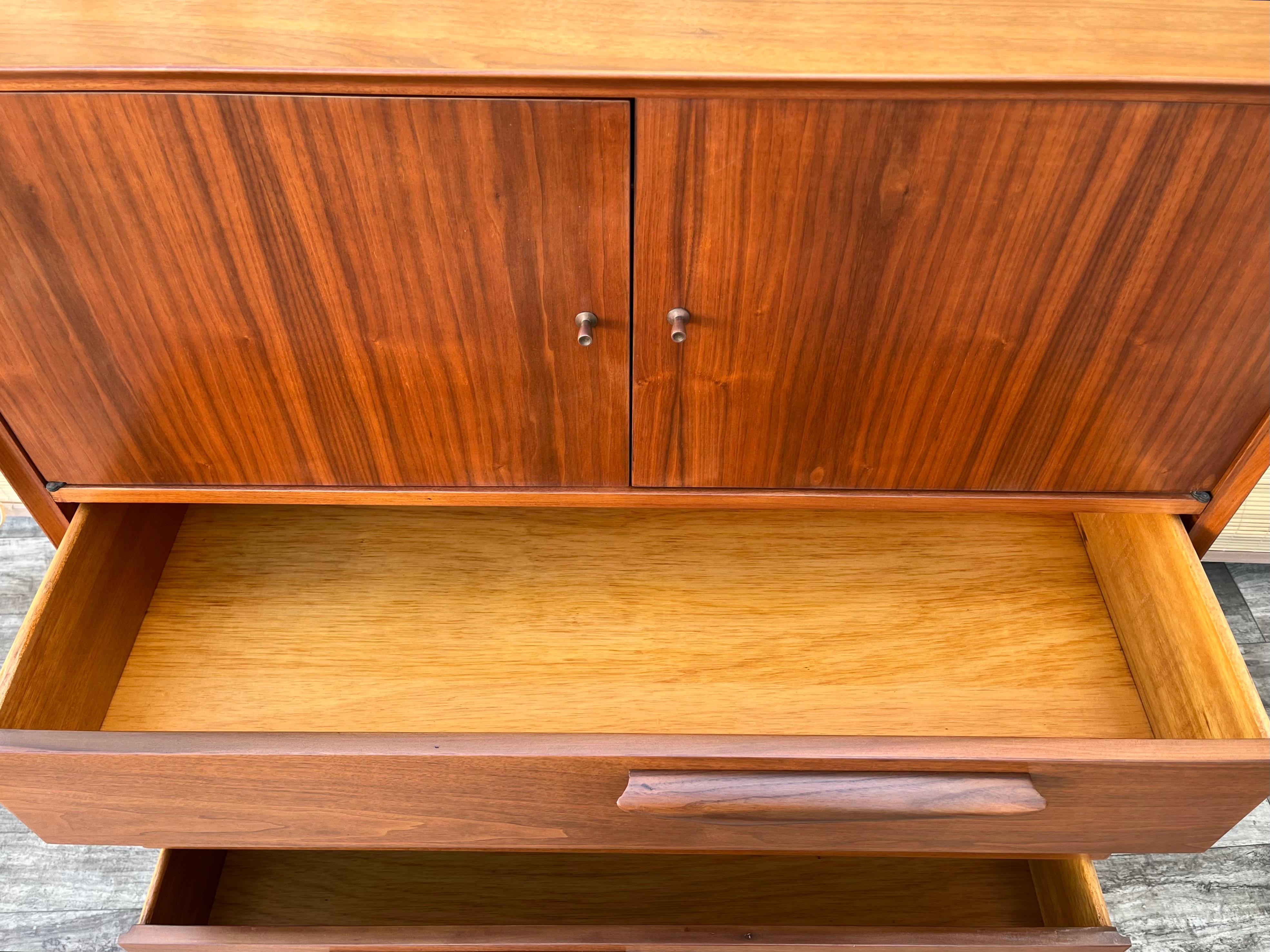 Comò Highboy scolpito completamente rifinito in stile Mid Century Modern. Circa anni '60 in vendita 7