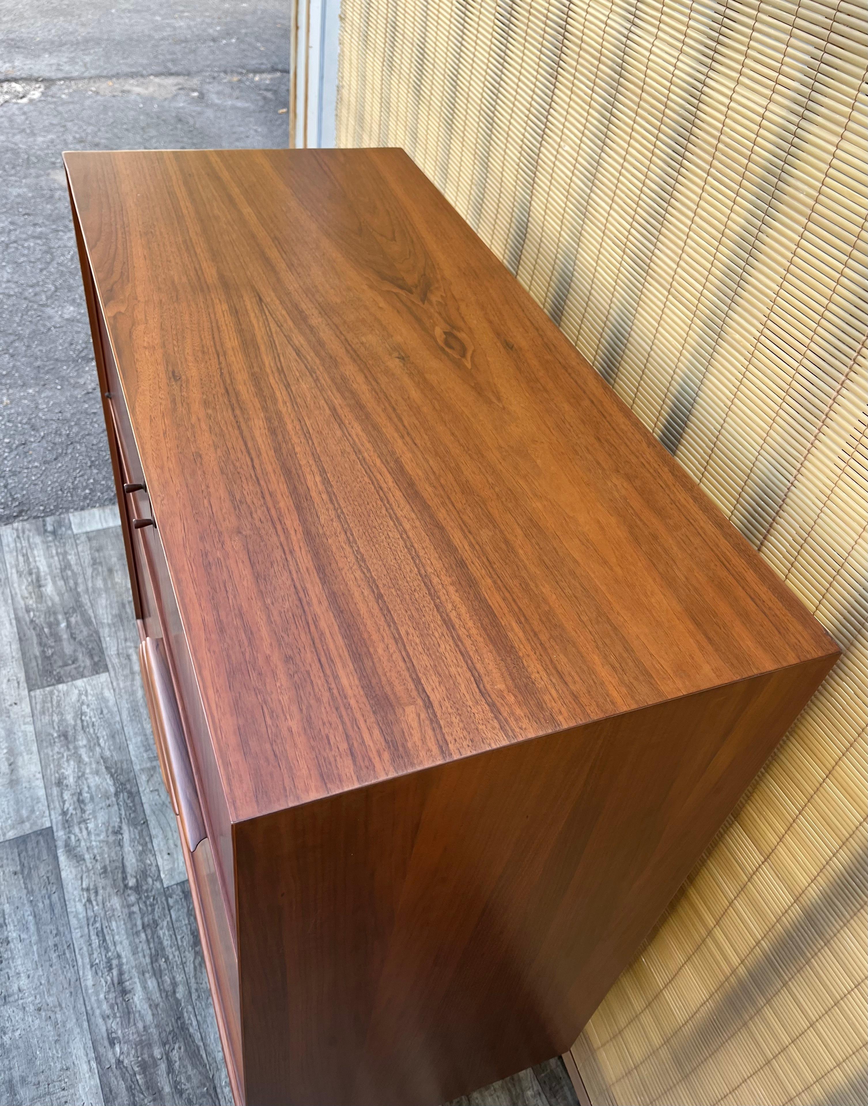 Comò Highboy scolpito completamente rifinito in stile Mid Century Modern. Circa anni '60 in vendita 8