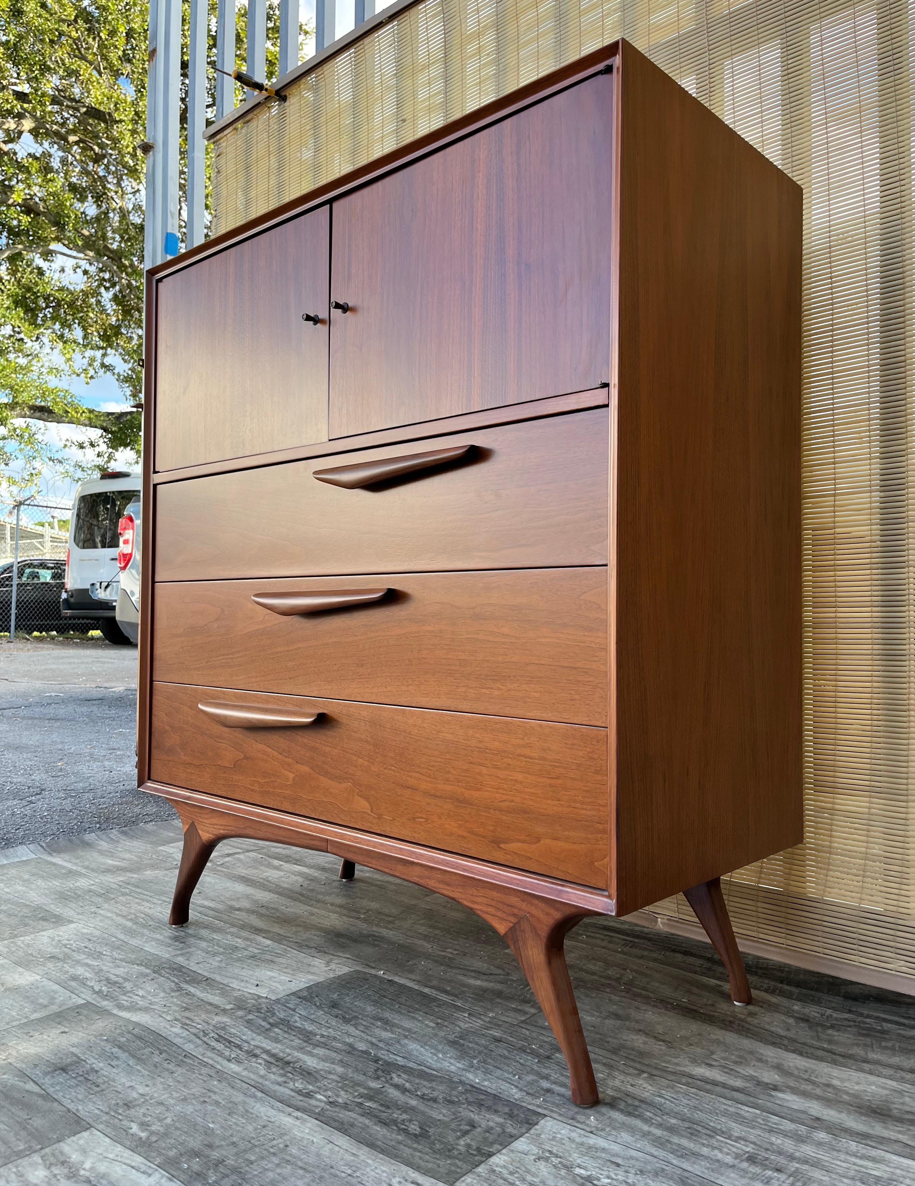 Comò Highboy scolpito completamente rifinito in stile Mid Century Modern. Circa anni '60 in vendita 9