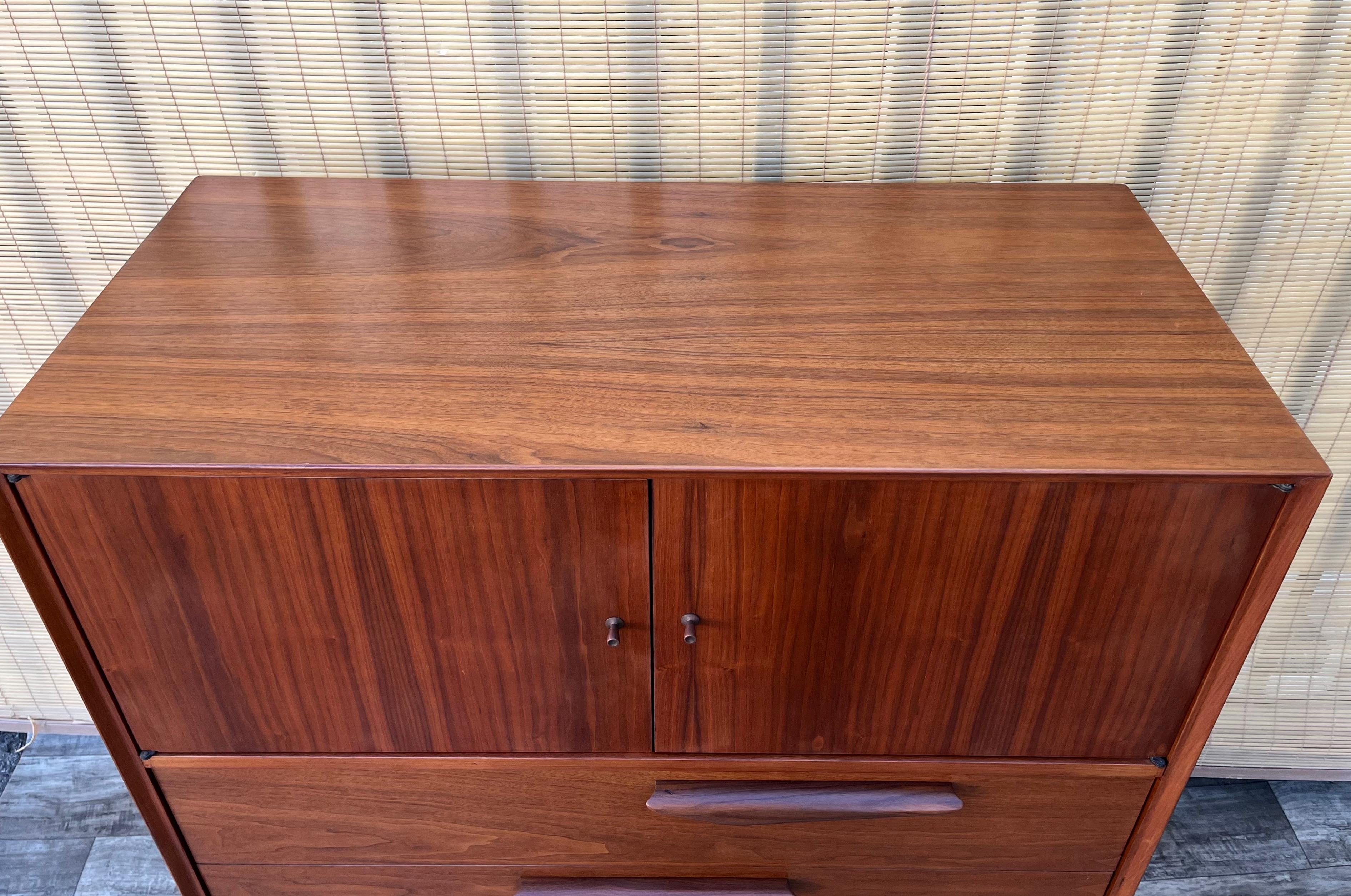 Comò Highboy scolpito completamente rifinito in stile Mid Century Modern. Circa anni '60 in vendita 11