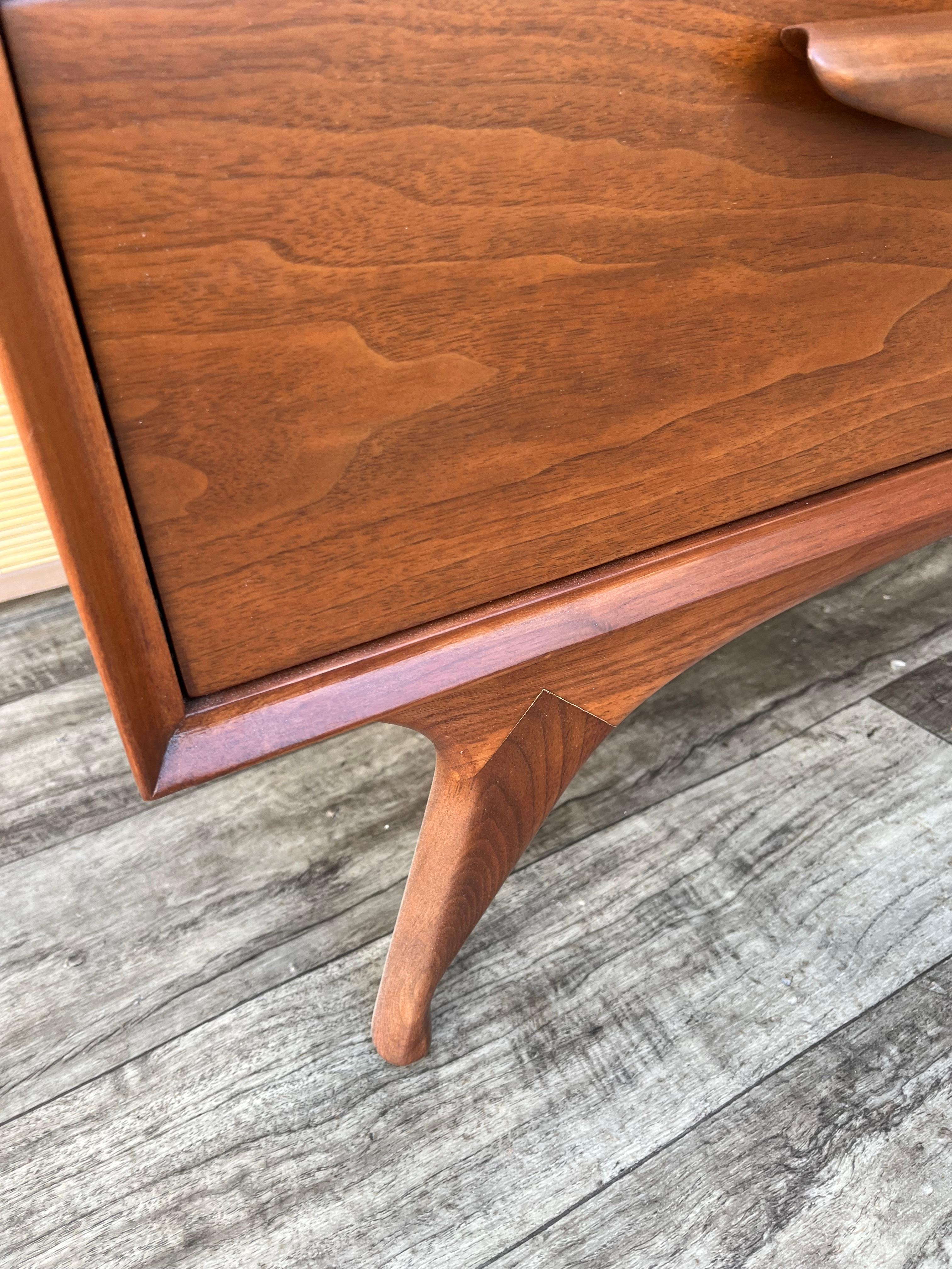 Comò Highboy scolpito completamente rifinito in stile Mid Century Modern. Circa anni '60 in vendita 12
