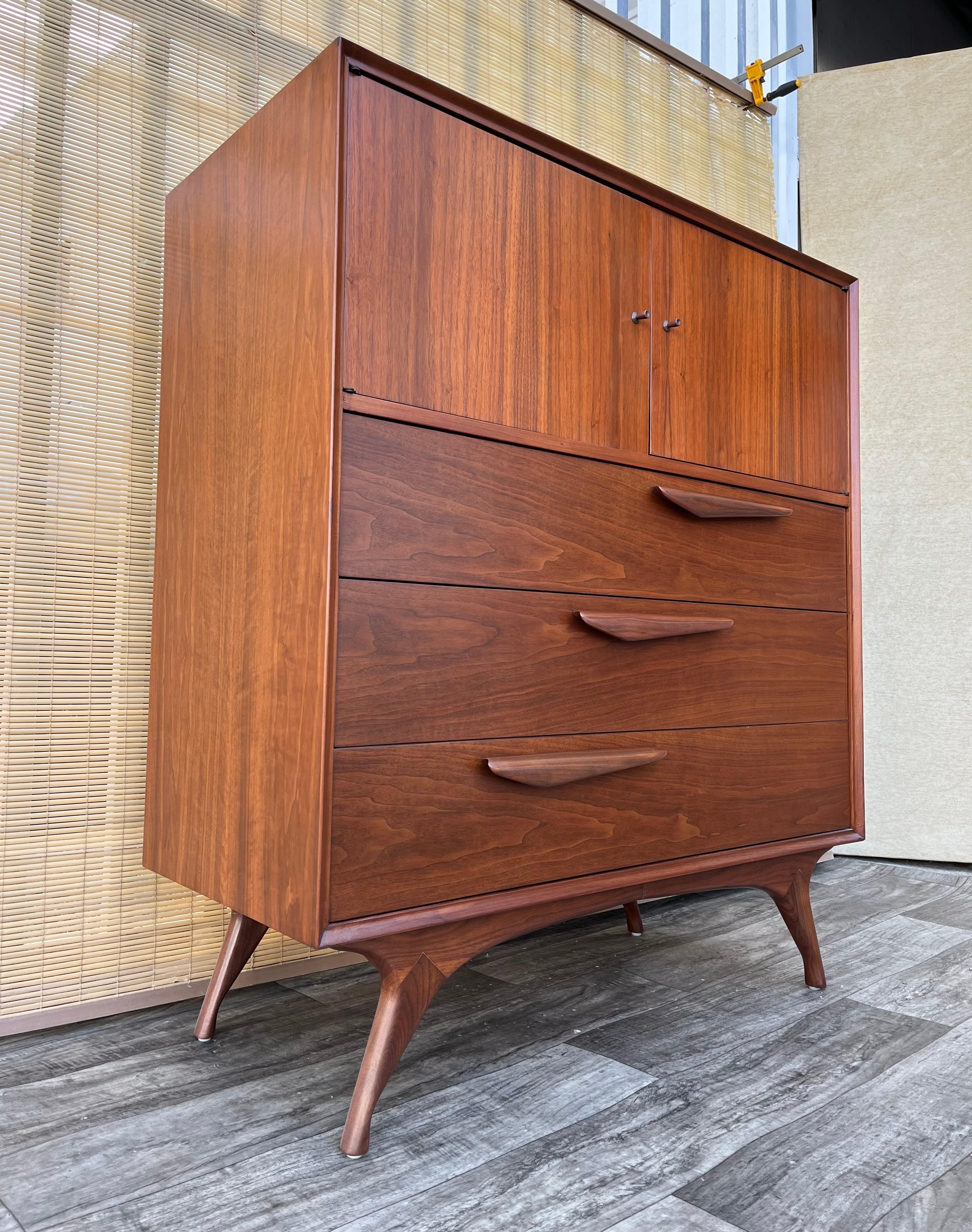 Mid-Century moderno Comò Highboy scolpito completamente rifinito in stile Mid Century Modern. Circa anni '60 in vendita