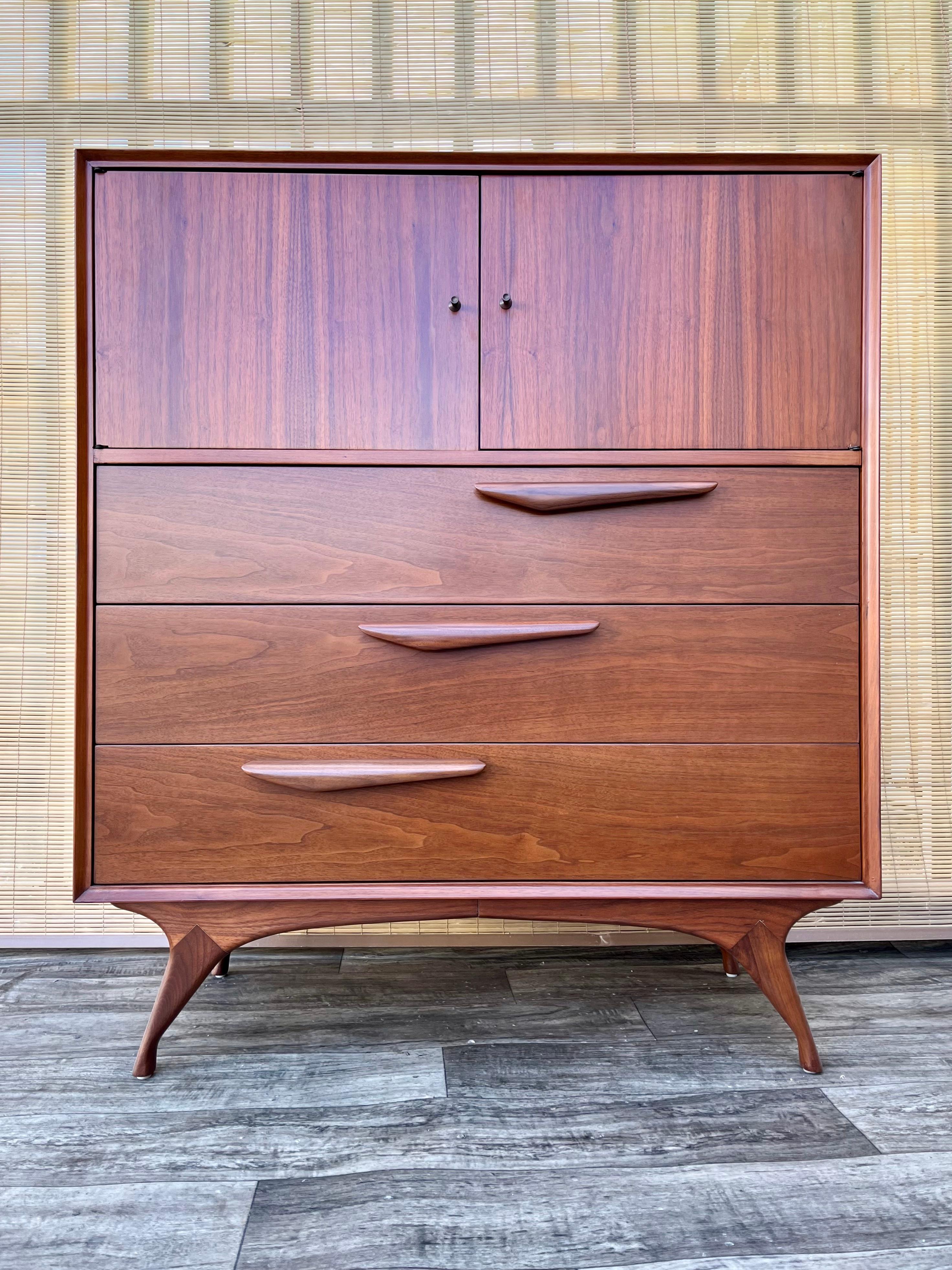 Americano Comò Highboy scolpito completamente rifinito in stile Mid Century Modern. Circa anni '60 in vendita