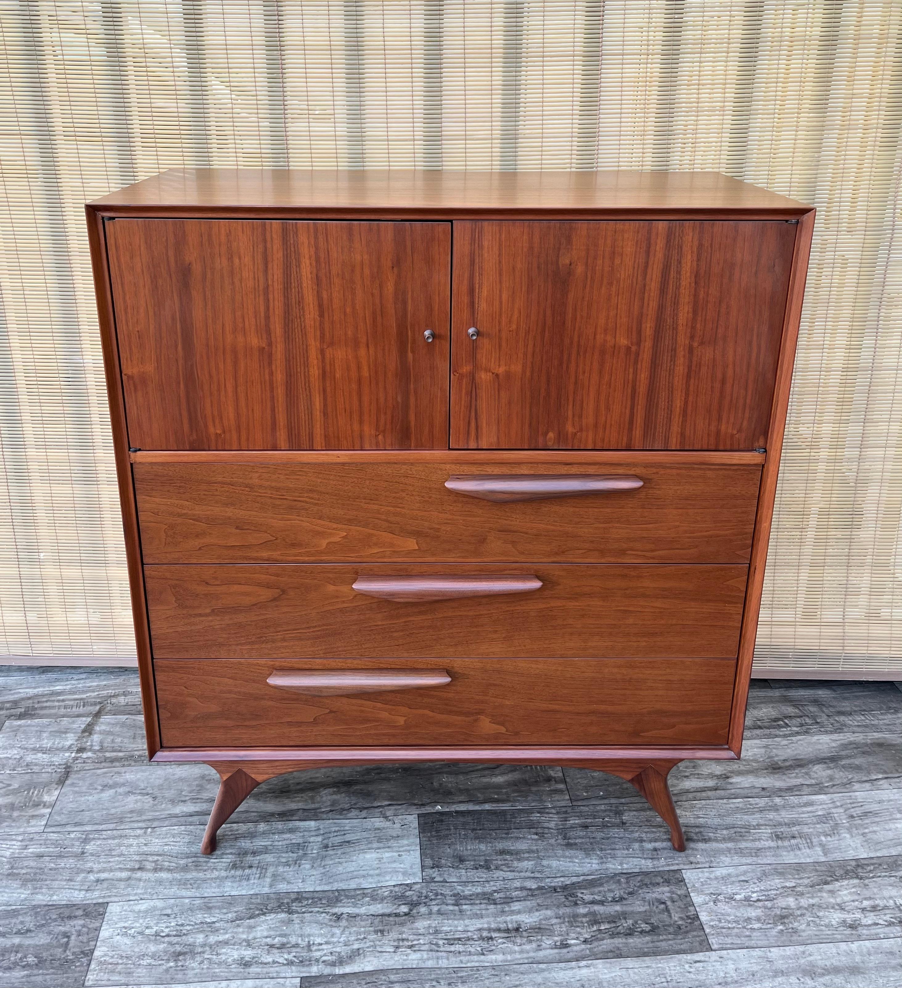 Impiallacciato Comò Highboy scolpito completamente rifinito in stile Mid Century Modern. Circa anni '60 in vendita