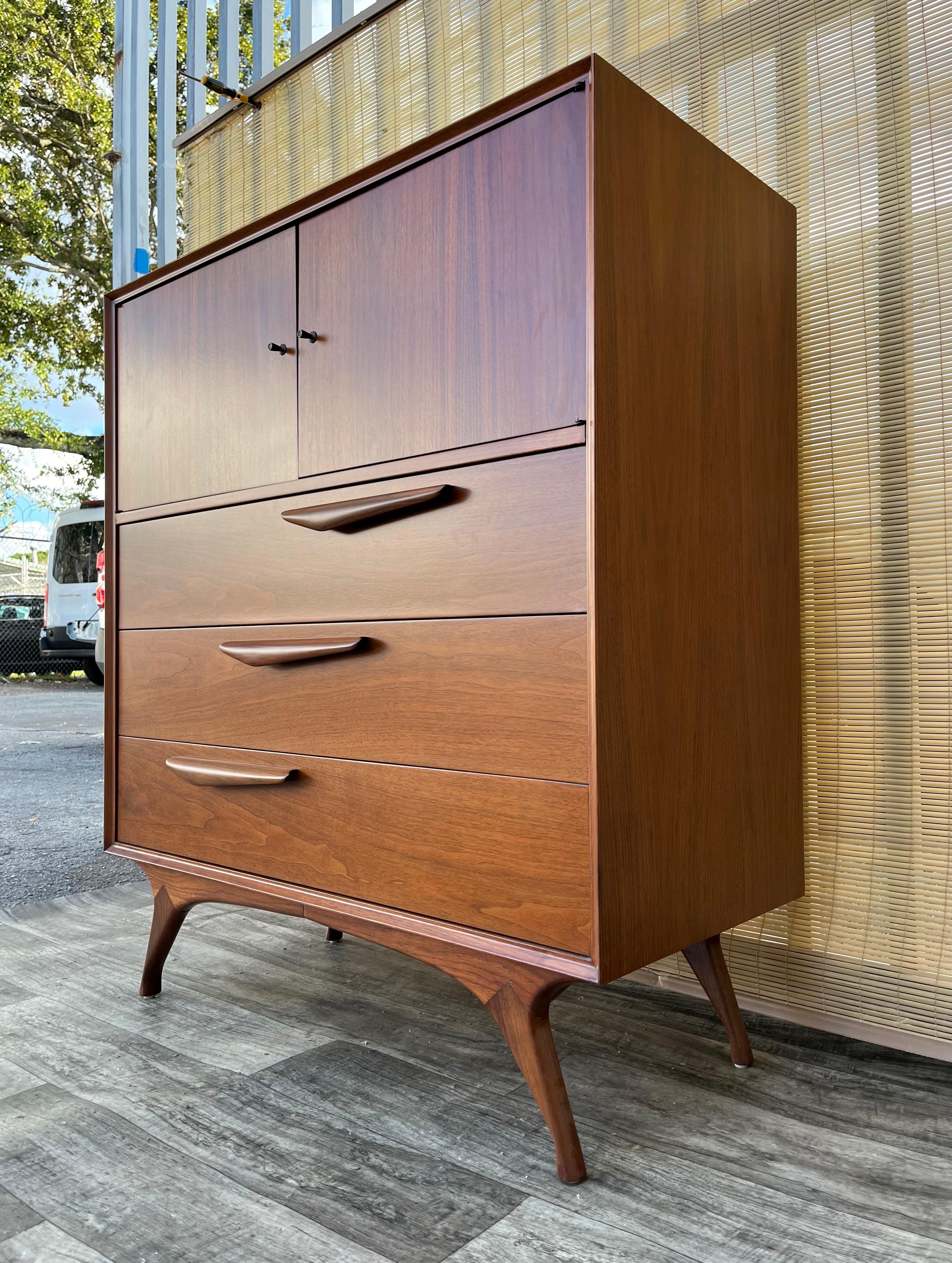 Comò Highboy scolpito completamente rifinito in stile Mid Century Modern. Circa anni '60 In condizioni buone in vendita a Miami, FL