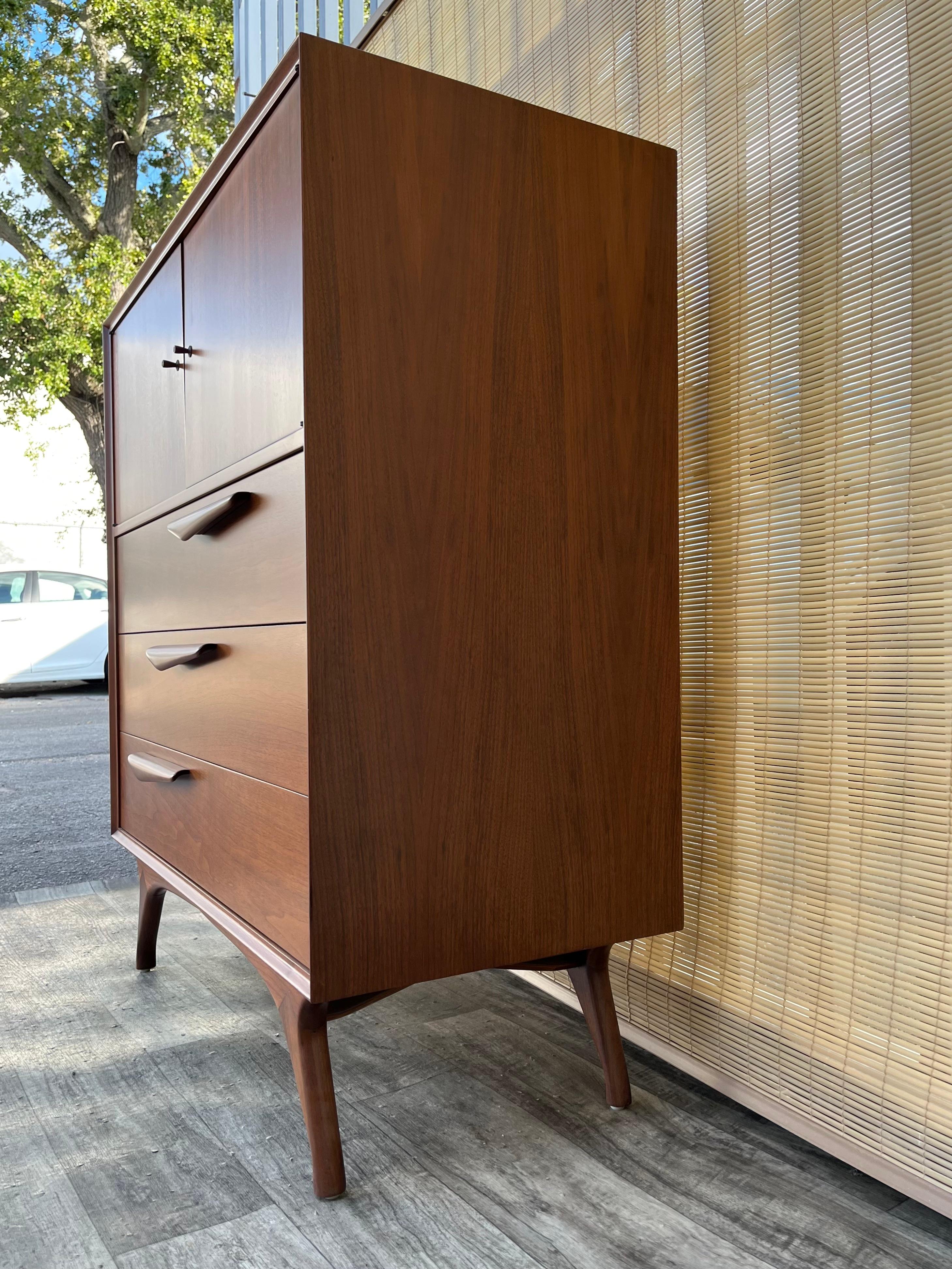 Metà XX secolo Comò Highboy scolpito completamente rifinito in stile Mid Century Modern. Circa anni '60 in vendita
