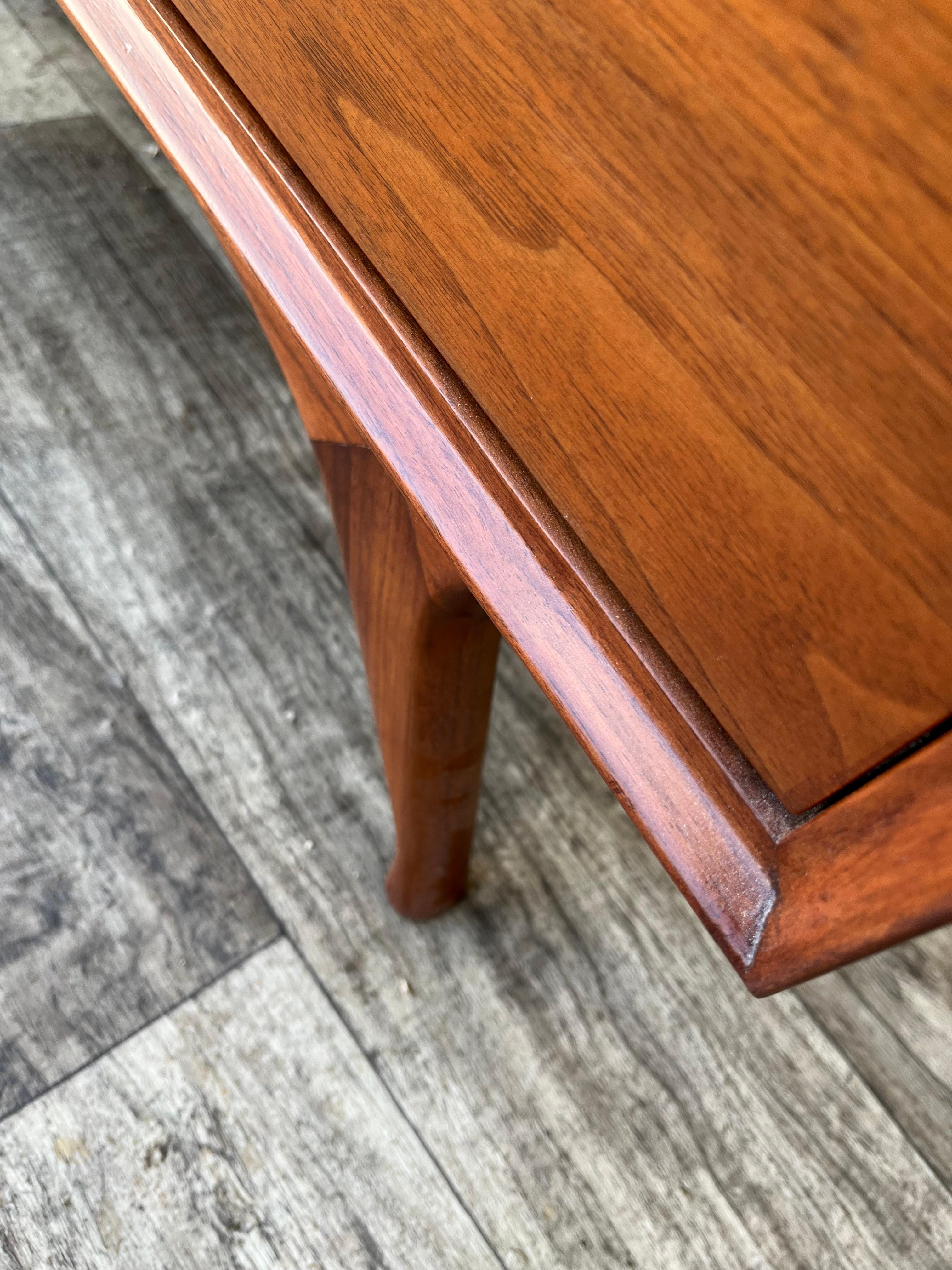 Noce Comò Highboy scolpito completamente rifinito in stile Mid Century Modern. Circa anni '60 in vendita